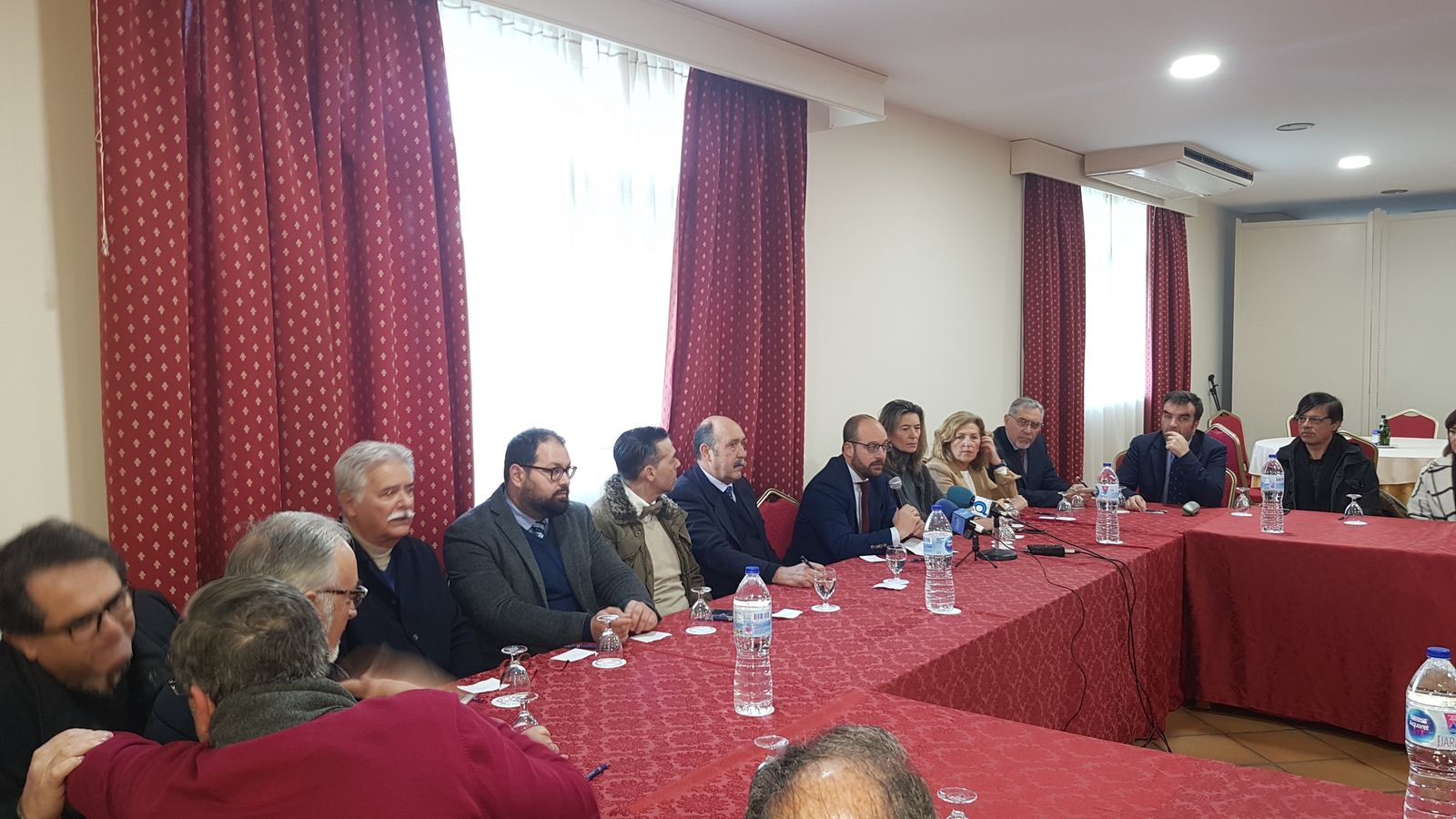 Carmelo Navarro estuvo durante todo el evento arropado tanto por los militantes del partido como por los futuros candidatos. En la imagen Aurelio Sánchez (presidente de honor), Javier Bello (secretario general), David Calleja (candidato a Fiestas), Germán Beardo (candidato a la Alcaldía), Danuxia Enciso (candidata a Urbanismo), Carmen Lara (candidata a Bienestar Social) y los concejales Francisco Aguilar y Millán Alegre.