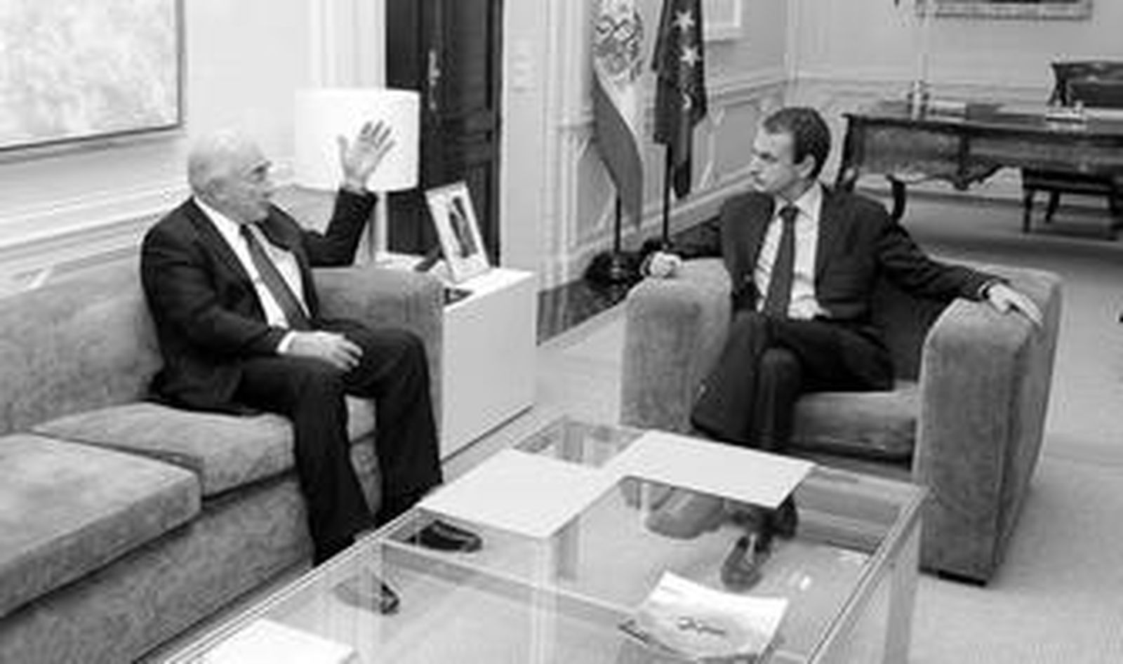 José Luis Rodríguez Zapatero conversa con Dominique Strauss-Kahn en La Moncloa.