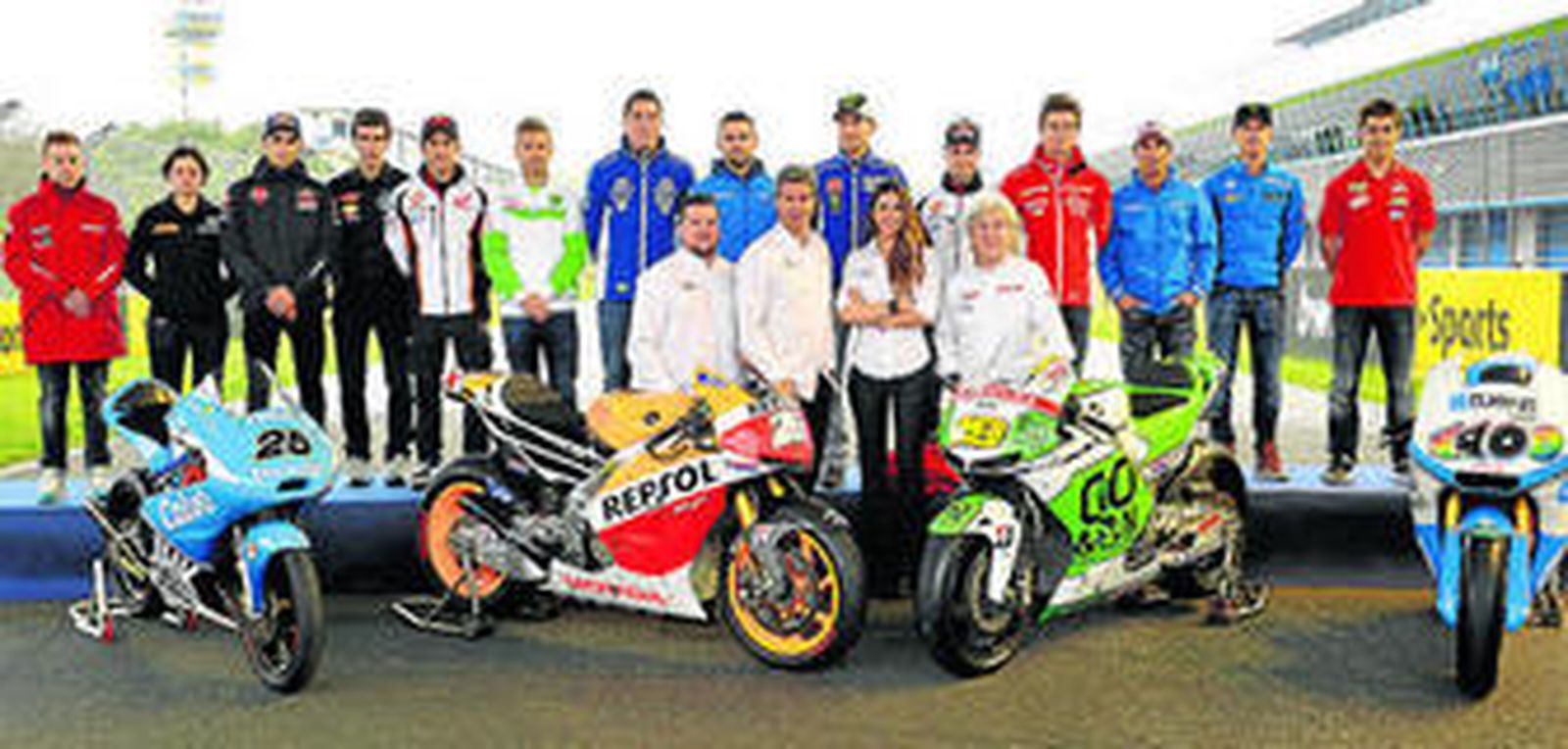Los pilotos españoles del Mundial de Motociclismo 2013 con los narradores de Mediaset.