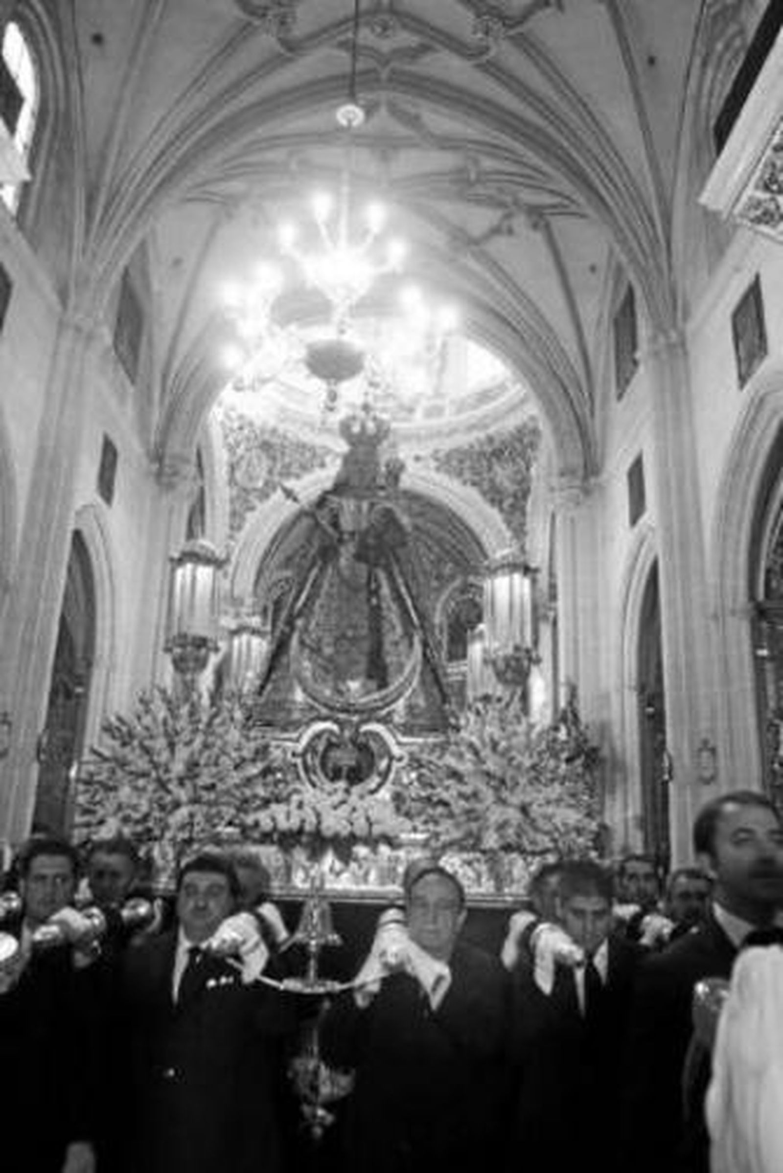La Virgen del Rosario recorrió ayer su barrio.
