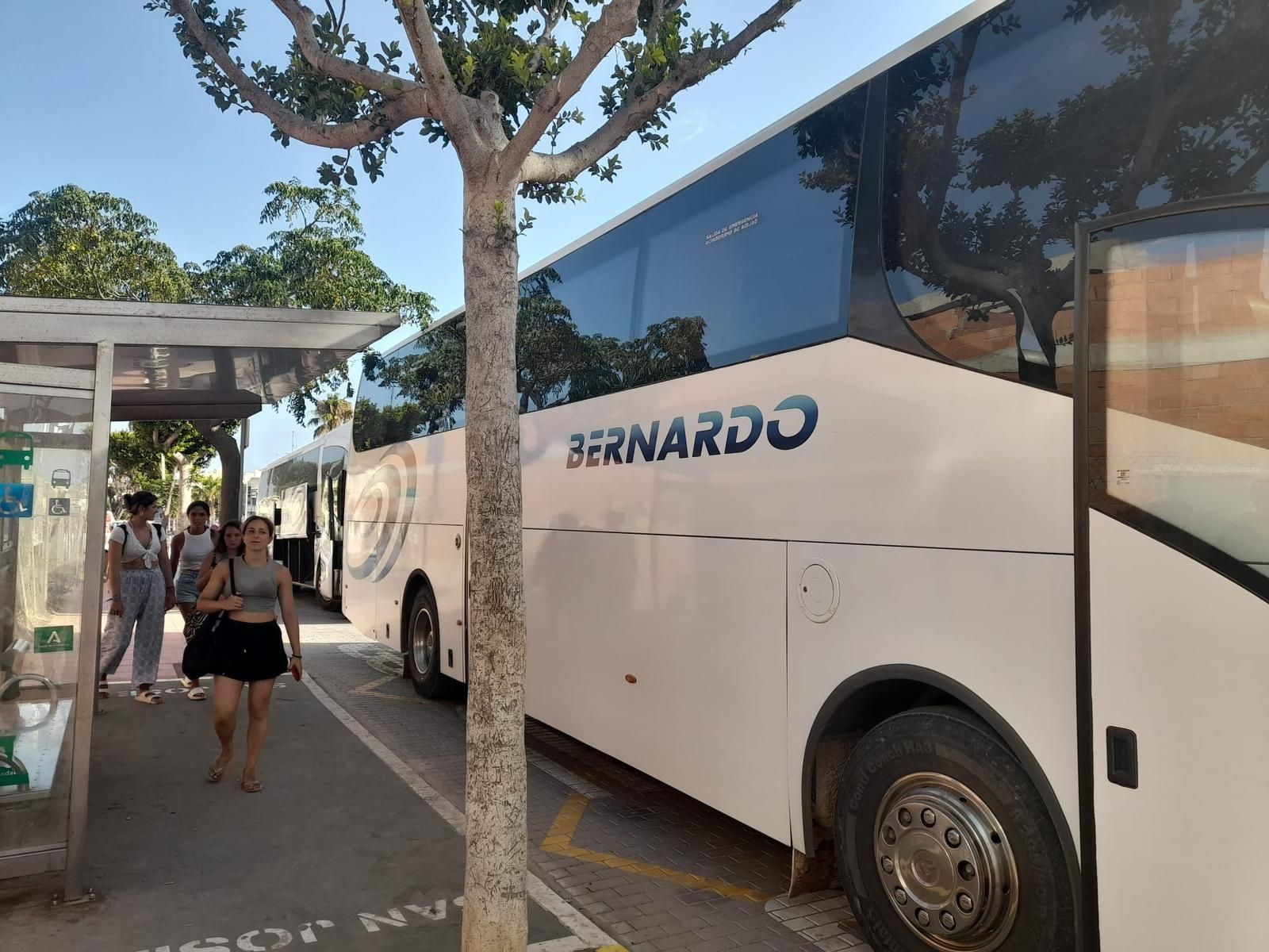 El autobús saldrá de San José cada hora entre las 10:30 y las 19:30 horas El autobús saldrá de San José cada hora entre las 10:30 y las 19:30 horas