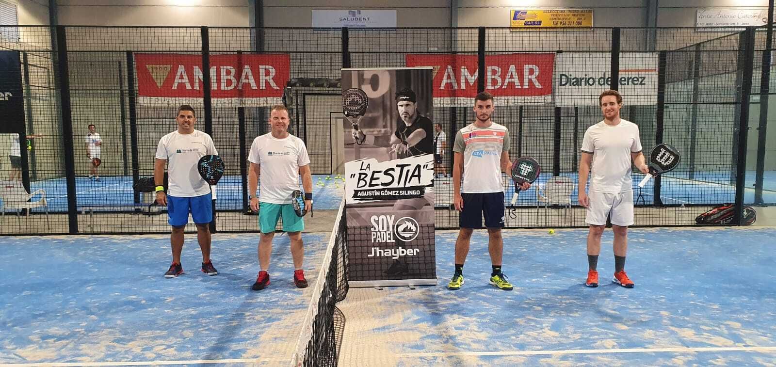 A la izquierda, A. Rivera 'Topete' y M. Ruiz 'Boris', contra Christian Medina y Manolo Jaén, de Primera A masculina.