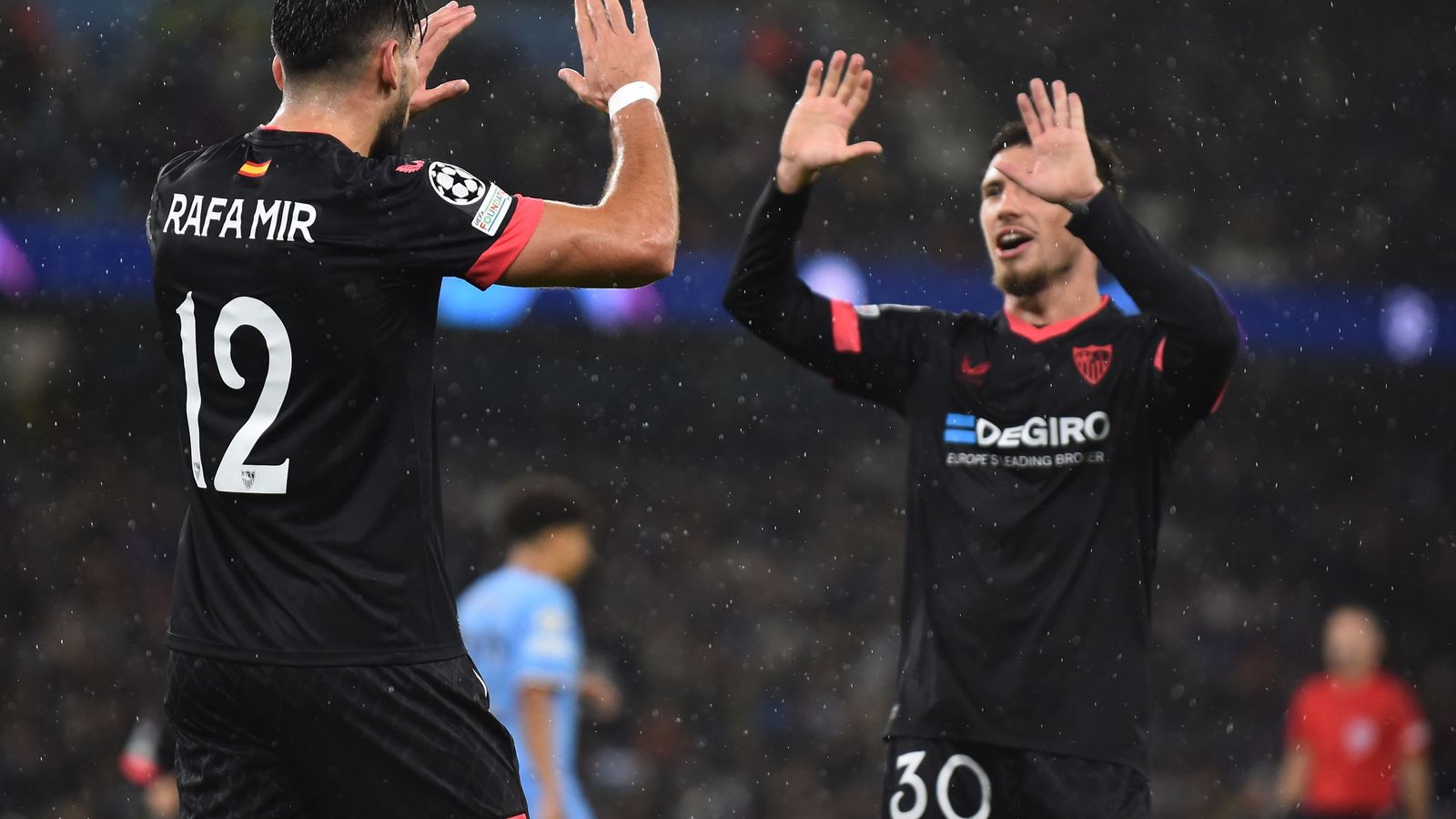 José Ángel felicita a Rafa Mir tras el gol sevillista.