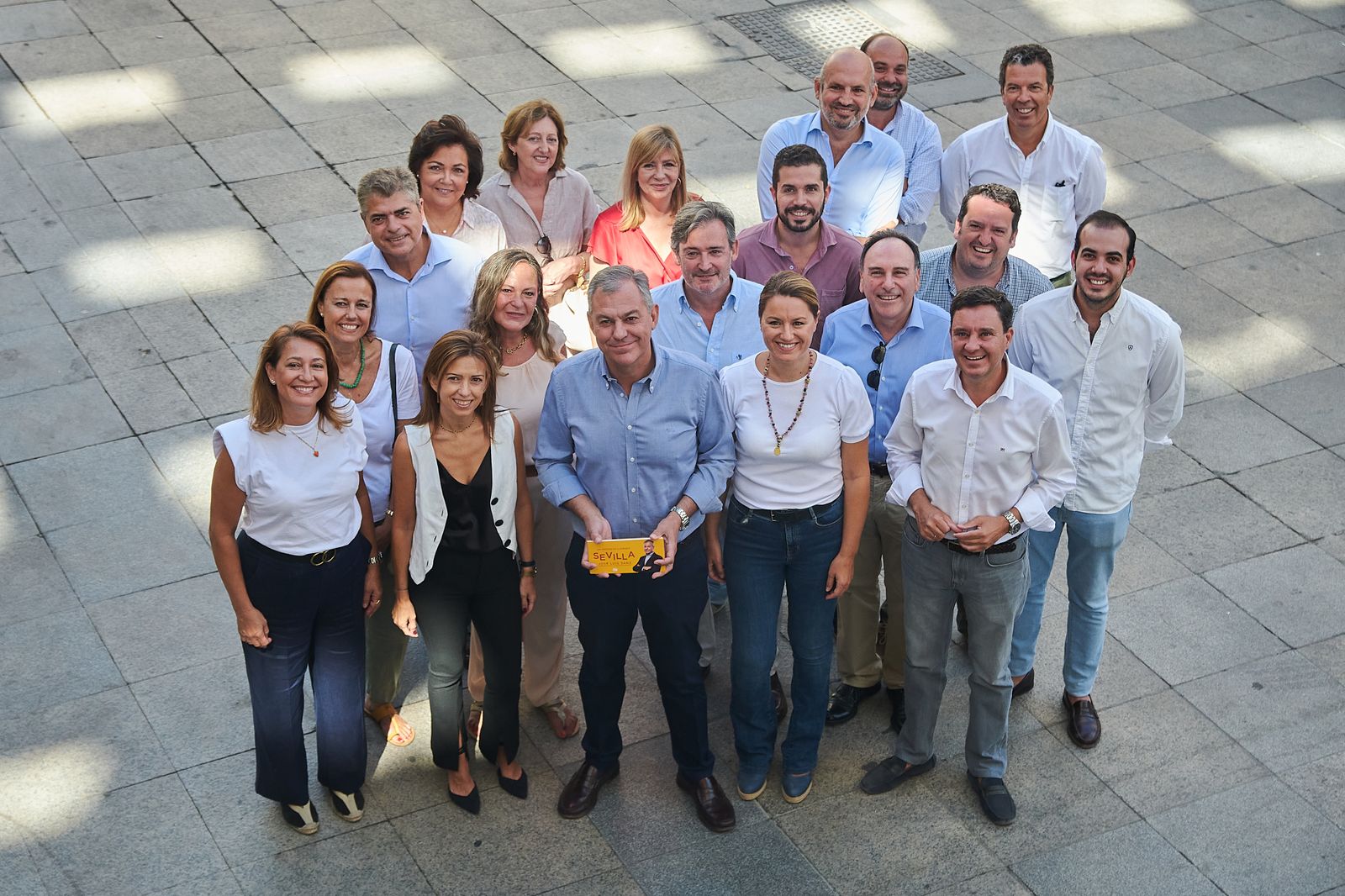 Sanz posa con miembros de su equipo.