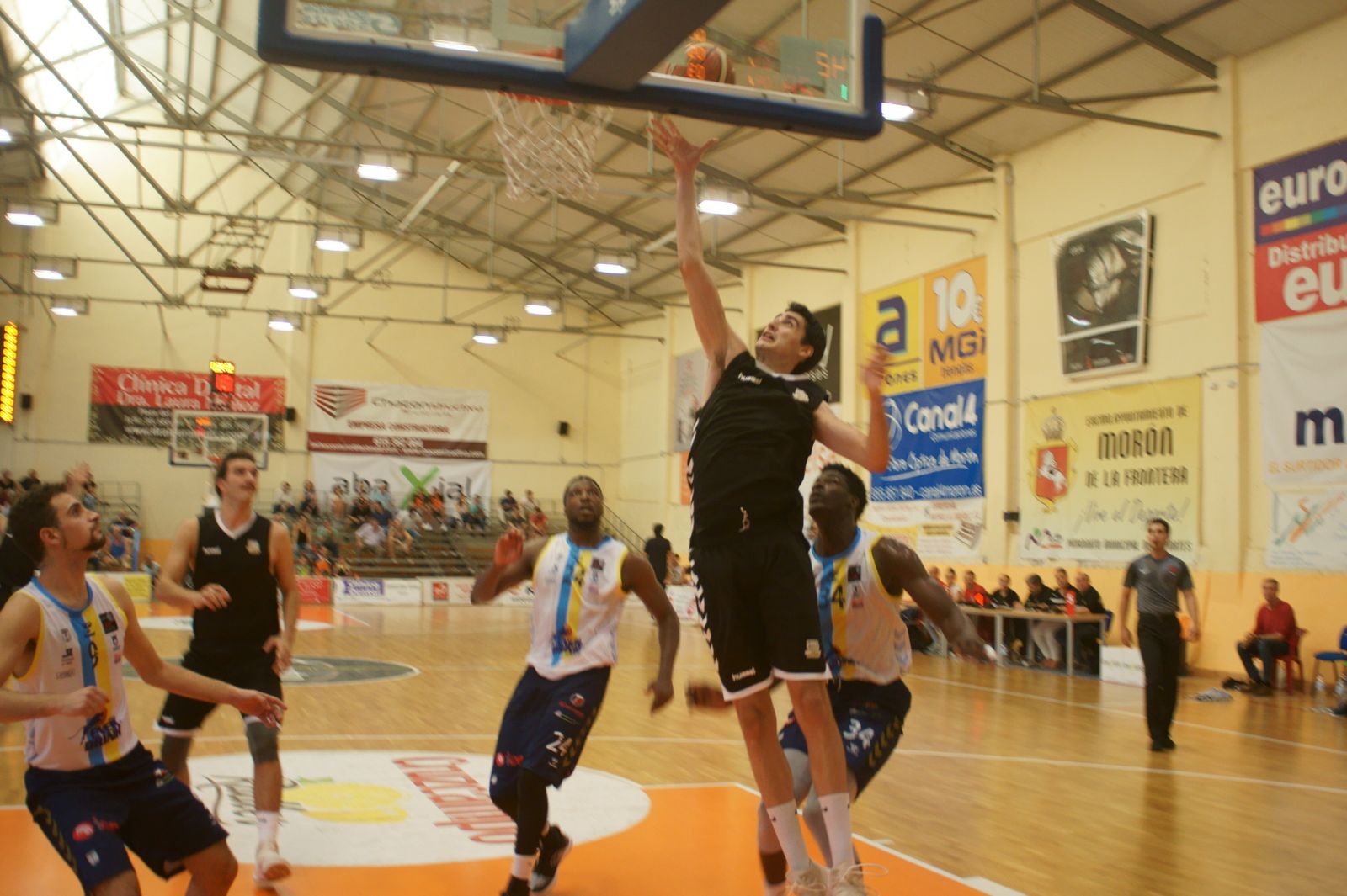 El jugador moronero Alejandro Rodríguez realiza una entrada a canasta.