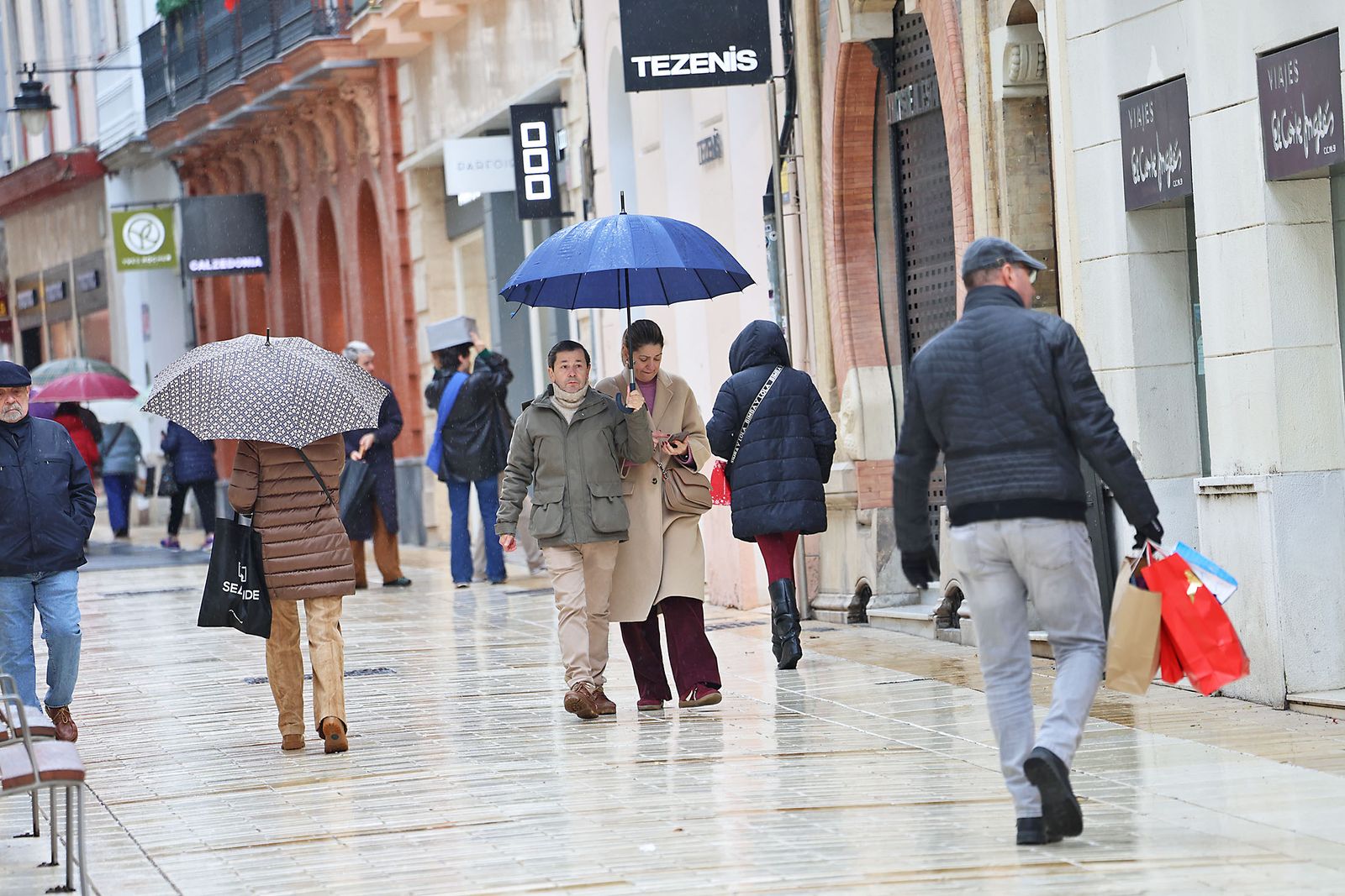 Las calles de la ciudad se inundan de paraguas en la invernal mañana de sábado