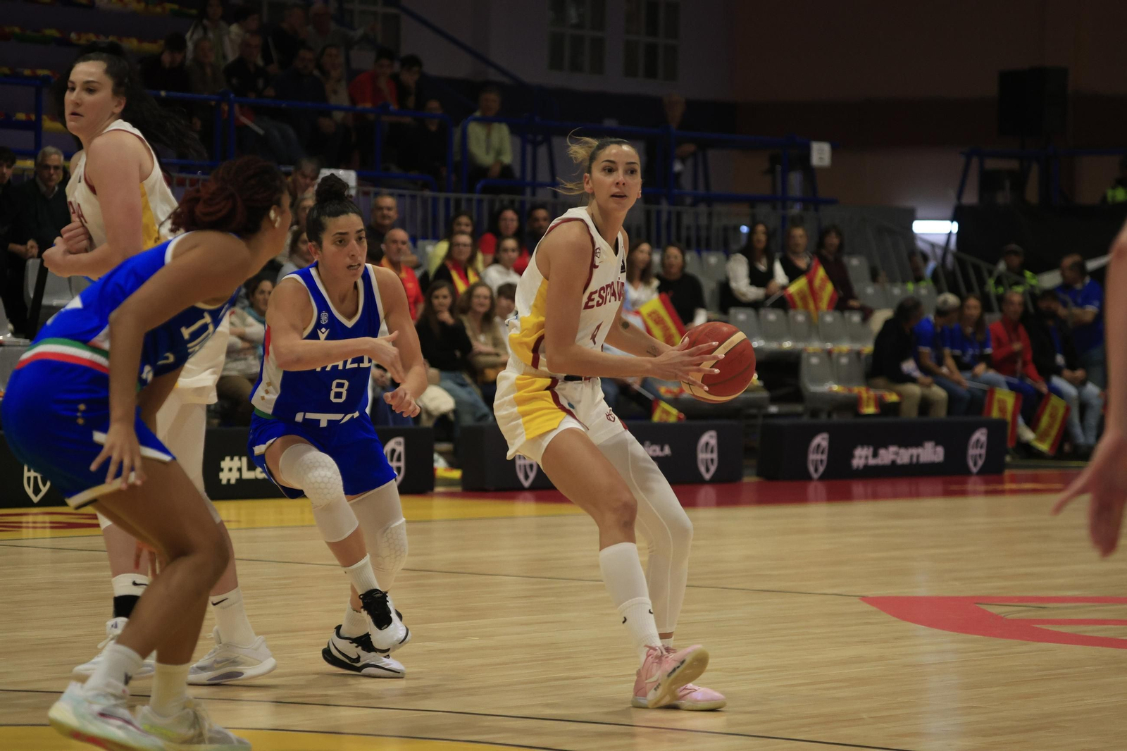Fotos del partido y ambiente en el España-Italia del Torneo Internacional de Baloncesto Femenino en La Línea