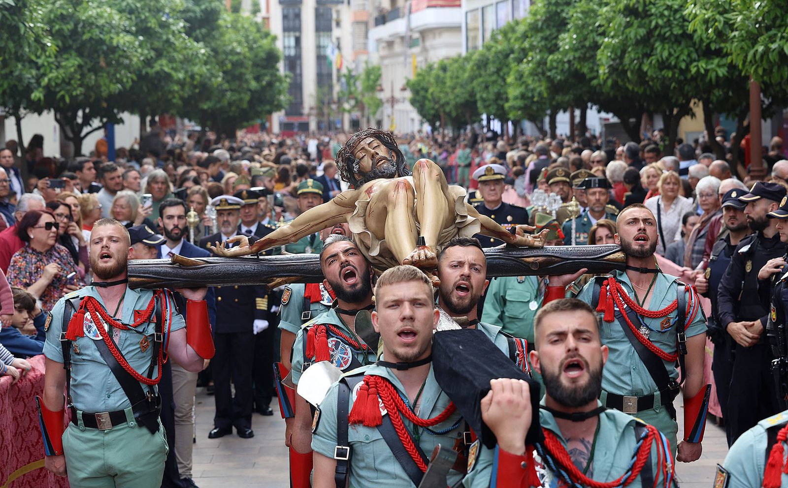 Sábado de Pasión: Imágenes de la procesión del Cristo de la Vera+Cruz portado por el Grupo de Caballería Ligero Acorazado 'Reyes Católicos' II de la Legión de Ronda