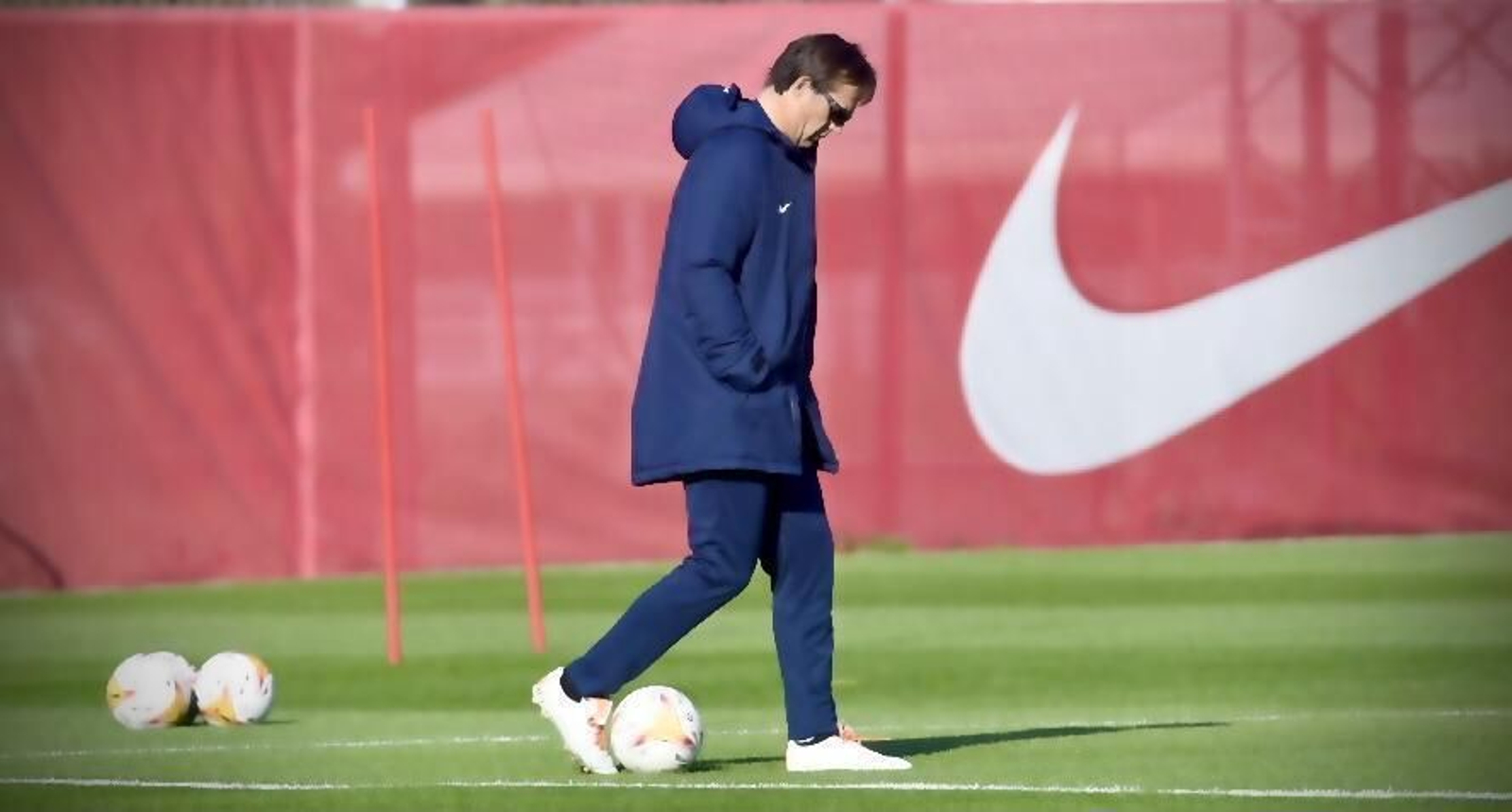 Lopetegui pelotea con un balón sobre el césped de la ciudad deportiva.