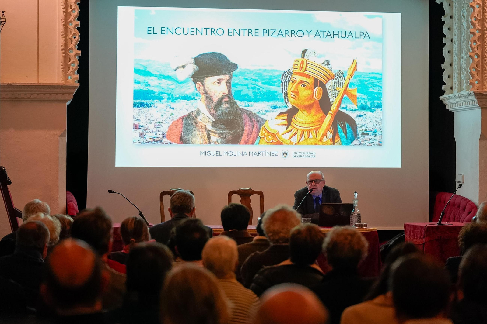 El doctor Miguel Molina durante su disertación.