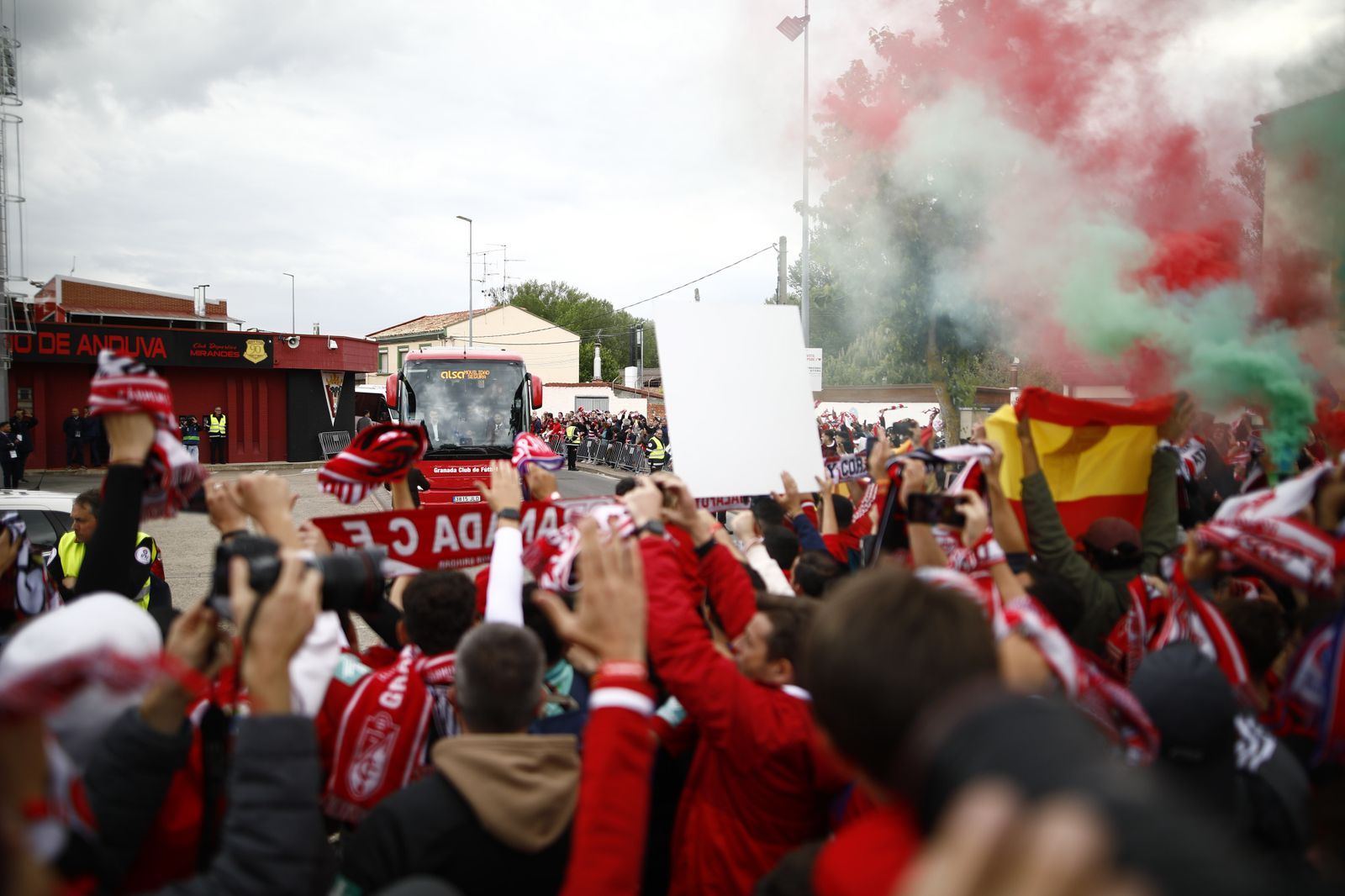 Así fue el recibimiento al Granada CF en el campo del Mirandés