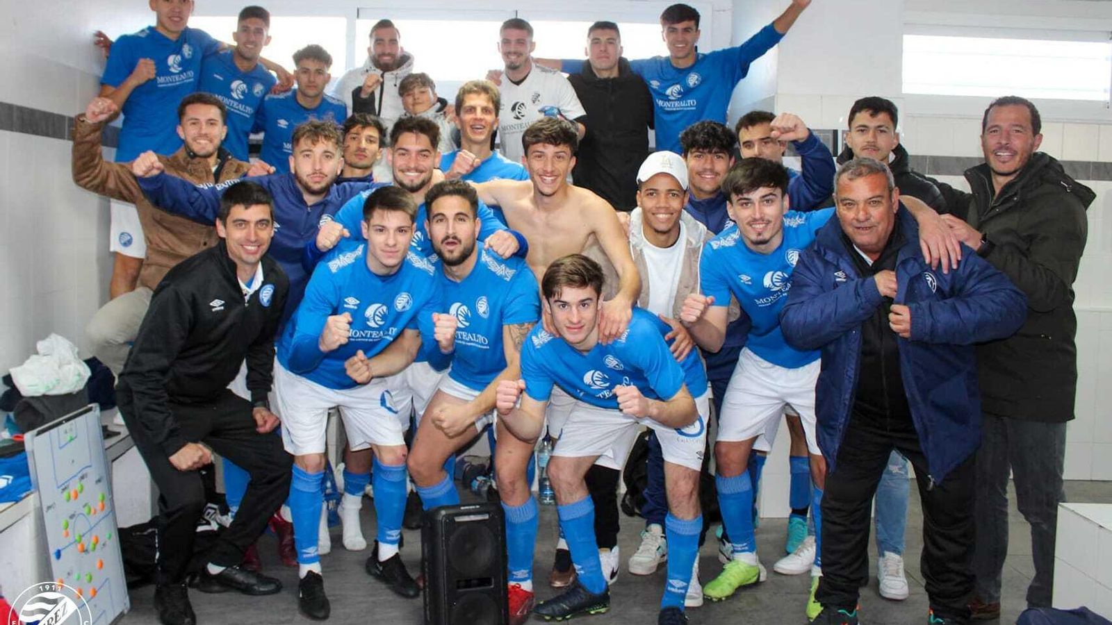 Los jugadores del Xerez DFC B celebran la goleada al Portuense.