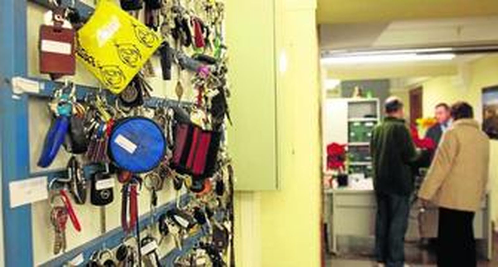 Panel con llaves extraviadas en los últimos meses, situada en la entrada de la oficina.