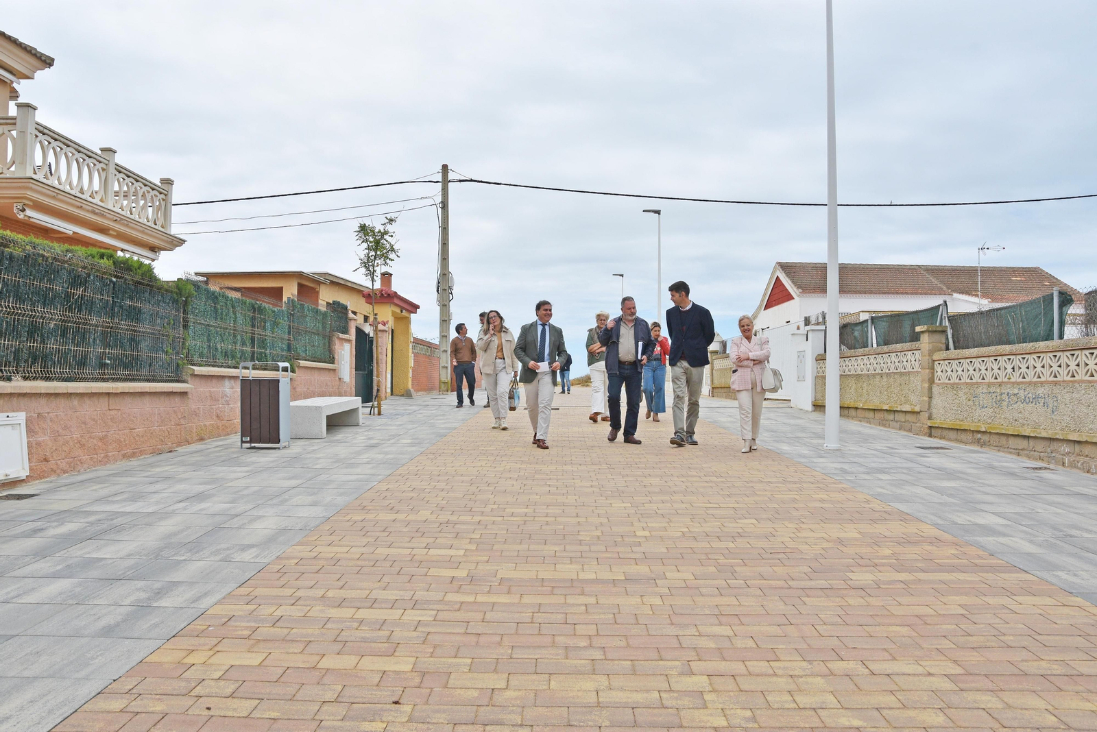 Manuel Cayuela, José Carlos Hernández Cansino y Daniel Cazorla, en la visita a la calle Bajamar de Punta Umbría.