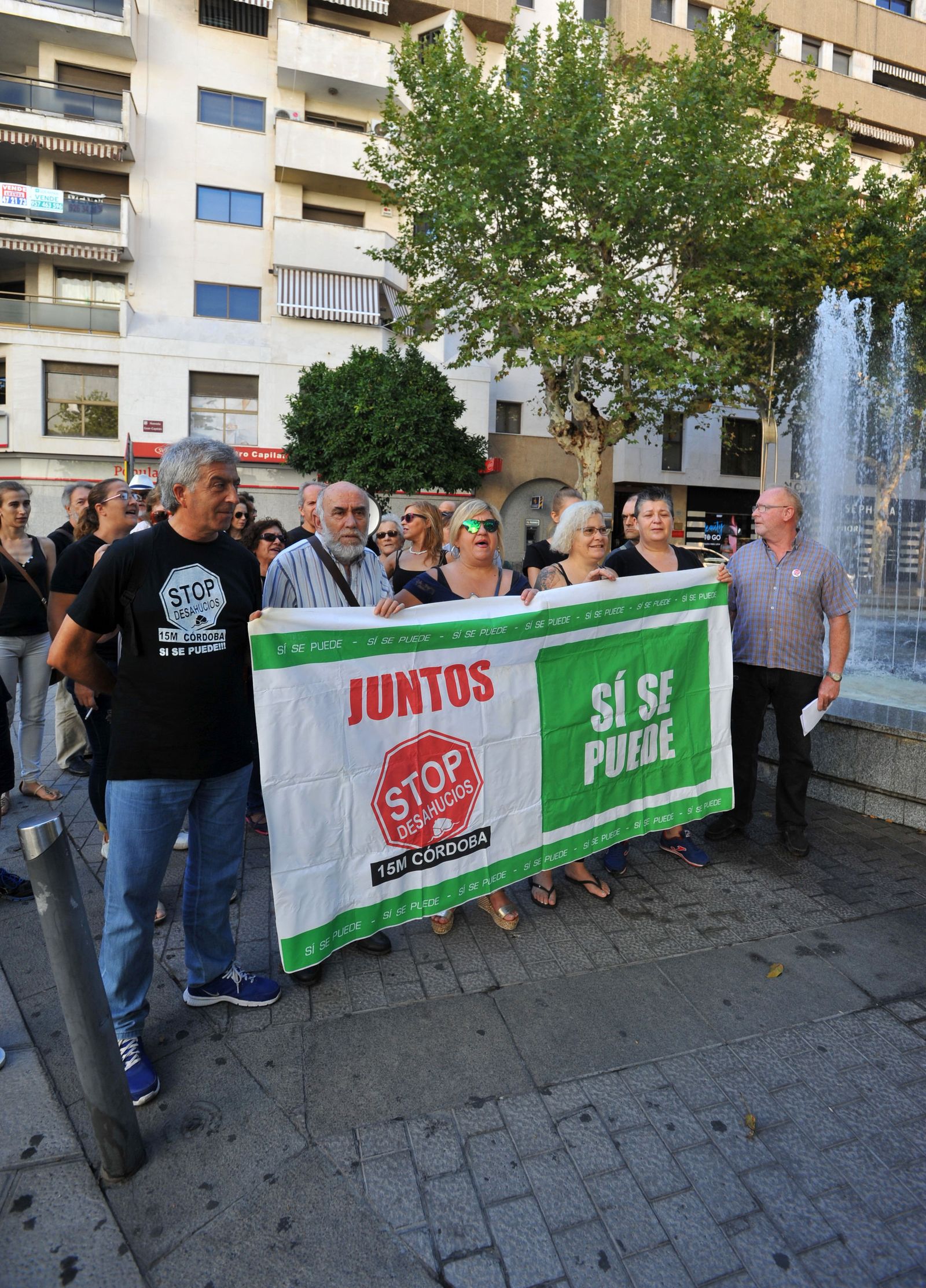 Una protesta contra los desahucios el verano pasado.