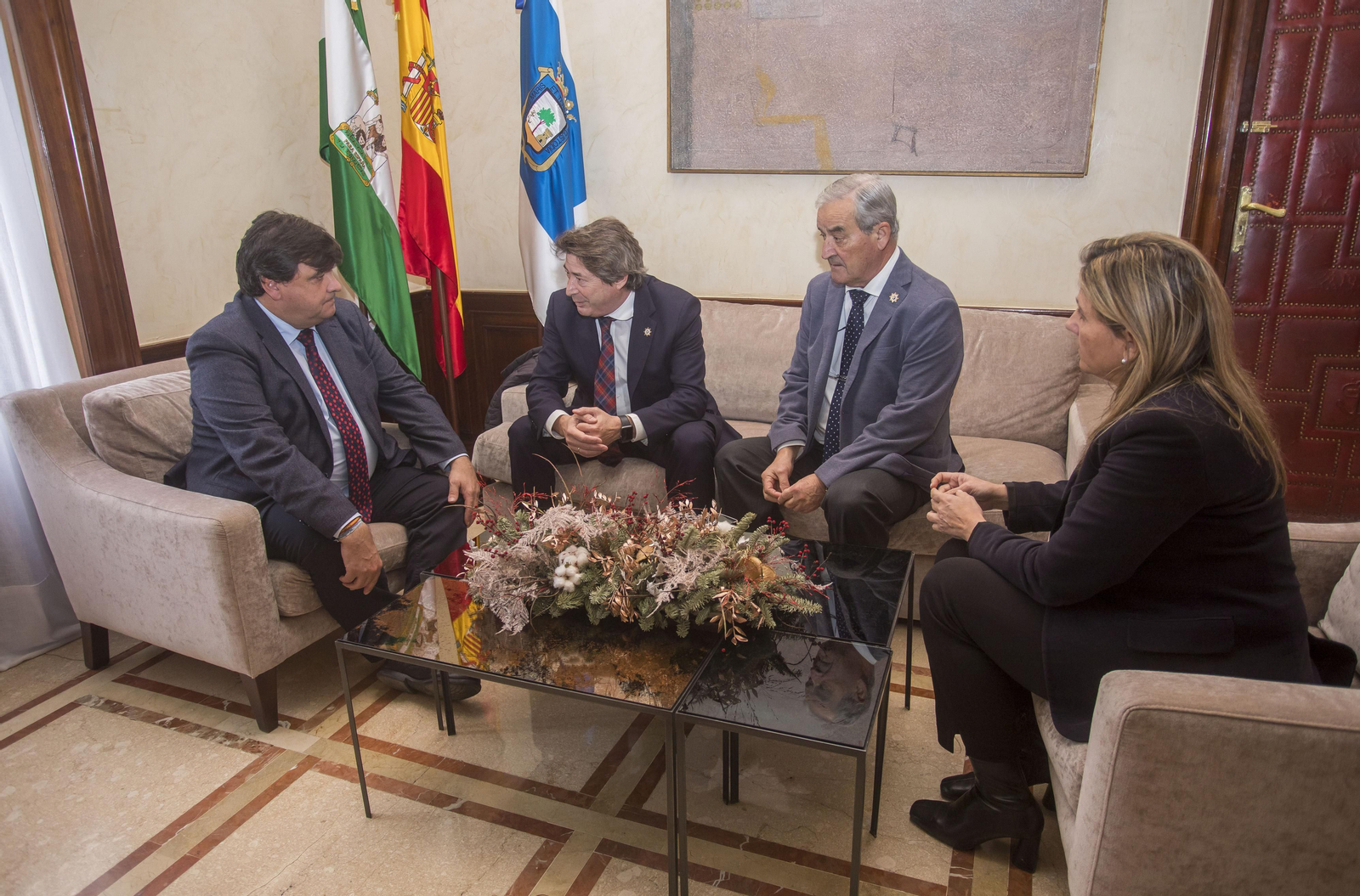 El alcalde recibe al nuevo presidente de la Real Sociedad Colombina Onubense, Eugenio Toro
