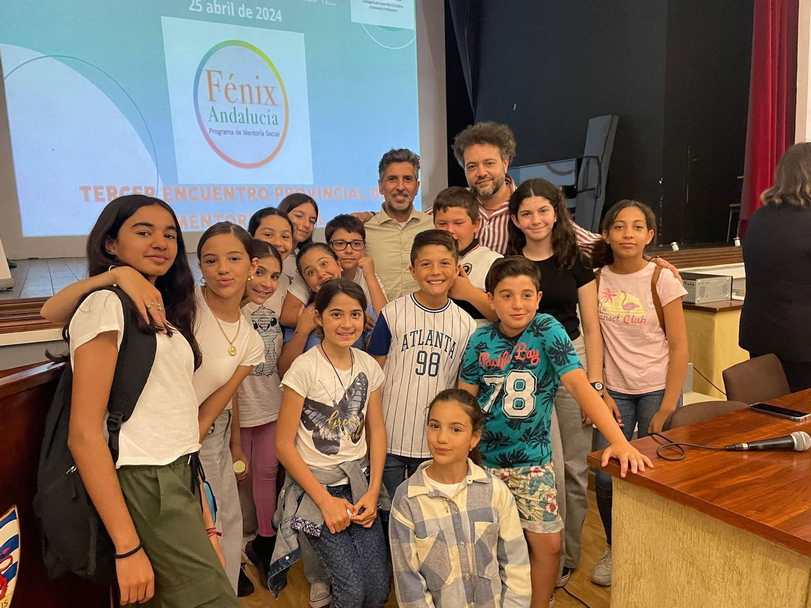 Alumnos del CEIP Alfonso X, junto a Arcángel y Manuel Cantarote.