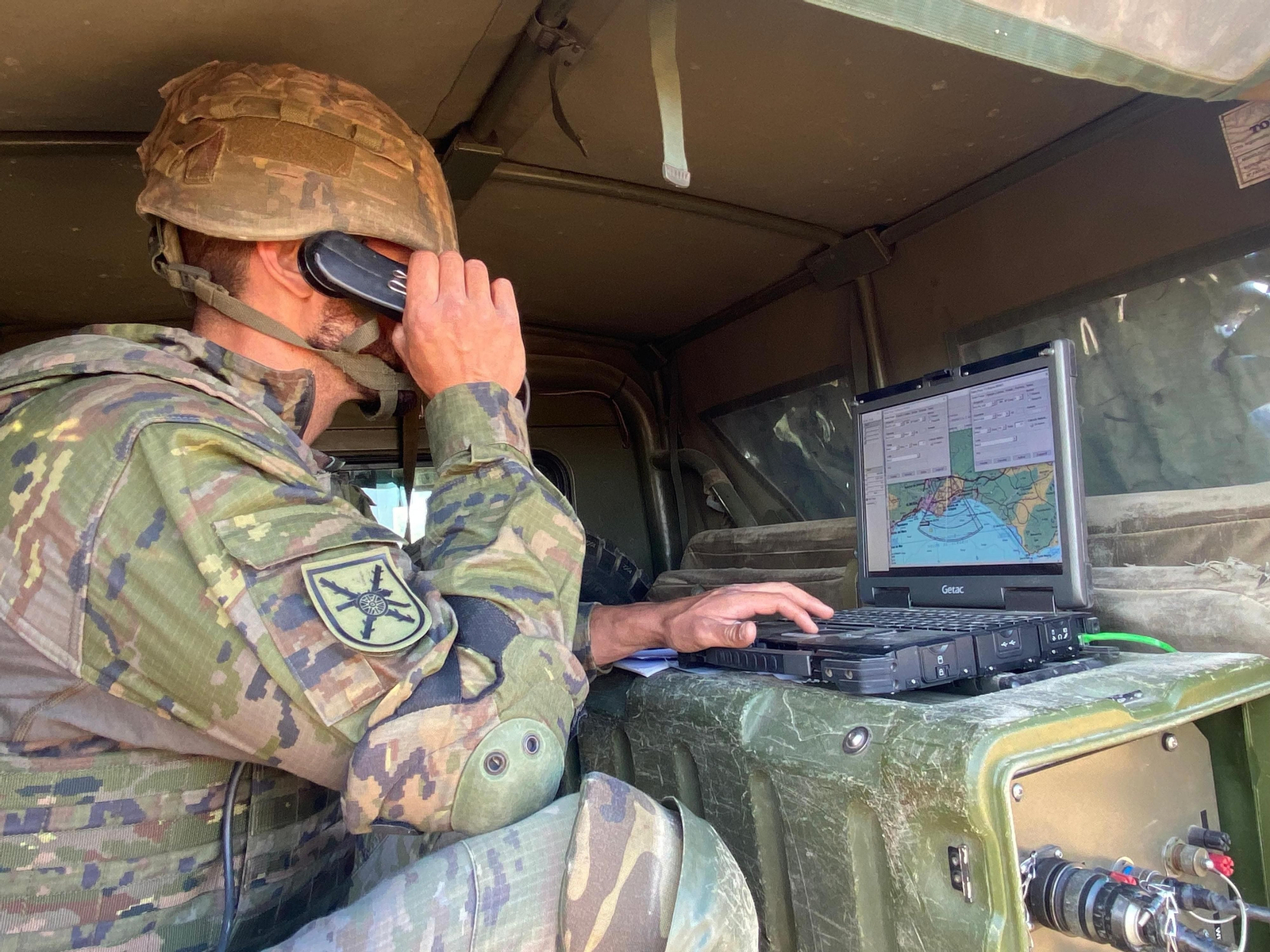 Así se despliegan los obuses en la costa de Almería para defender la soberanía nacional