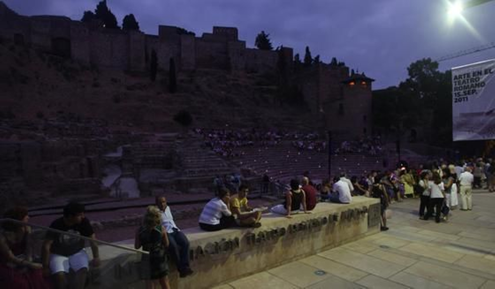 Las gradas del coliseo estrenaron aforo ante unos 400 invitados a un acto simbólico como la guitarra de Daniel Casares y el predicado de Carlos Álvarez como reclamo

Foto: Sergio Camacho