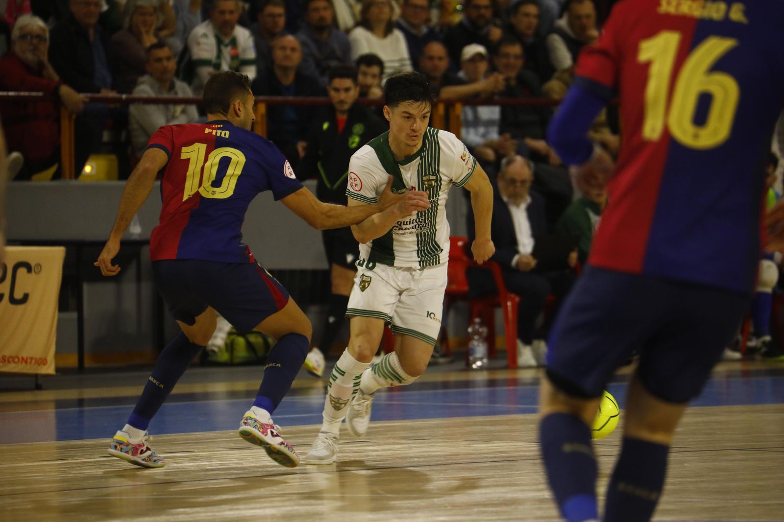 Las mejores fotos del ambiente en Vista Alegre para el Córdoba Futsal - Barça