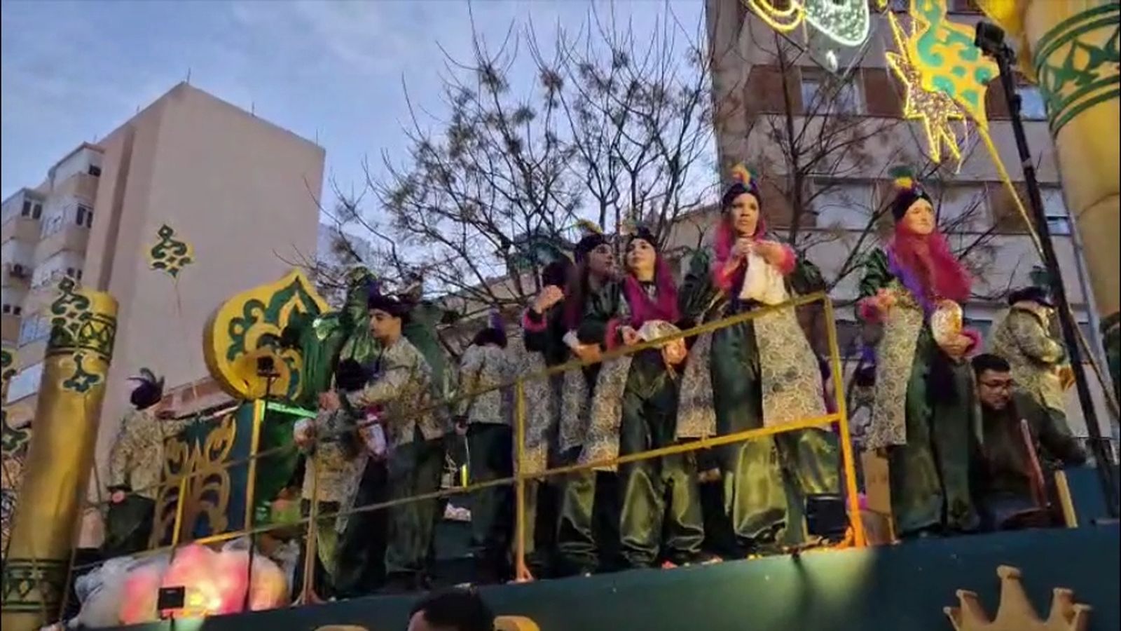 Las carrozas de la cabalgata de Reyes MAgos de Cádiz por la Avenida en 2026