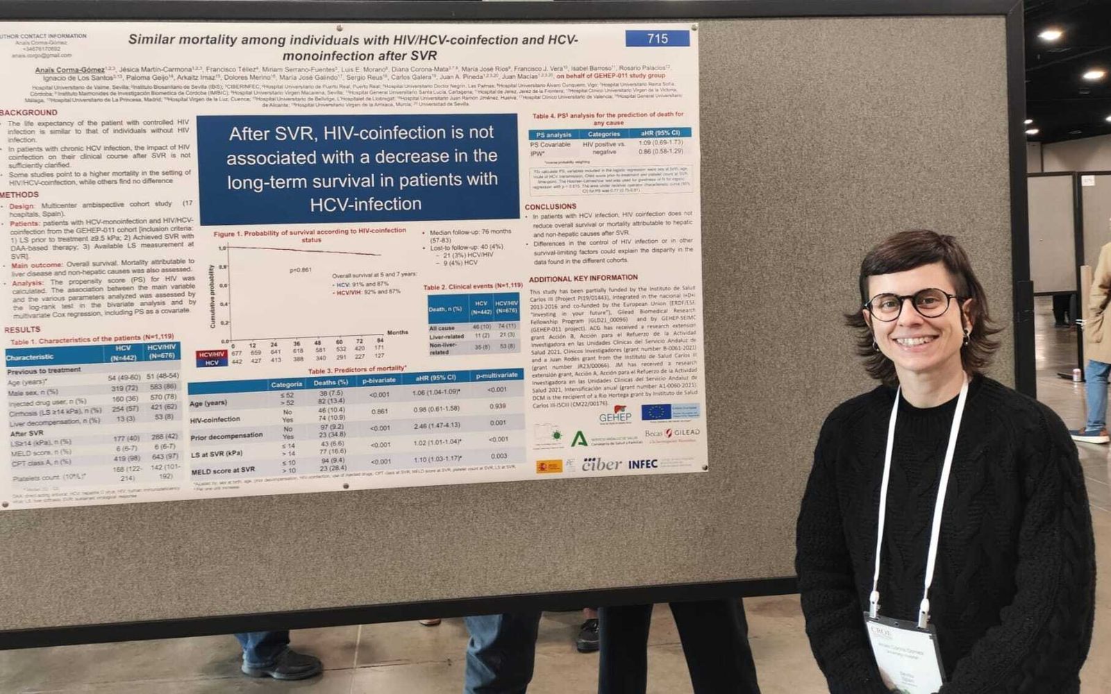 La doctora Anaïs Corma, en Denver, junto a una de las comunicaciones en formato póster expuestas en el congreso mundial de VIH CROI24.