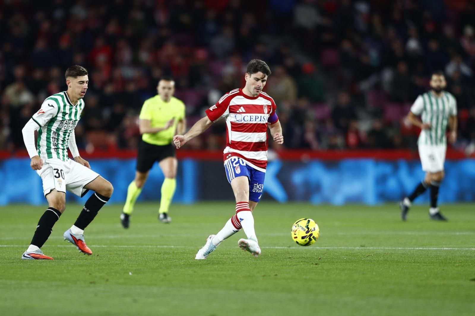 Sergio Ruiz iniciando el juego ante la mirada de Requena