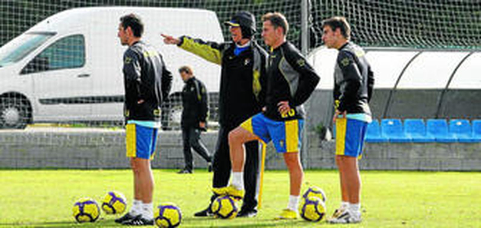 Abraham (c) regresó ayer a los entrenamientos después de estar una semana lejos de la capital gaditana.