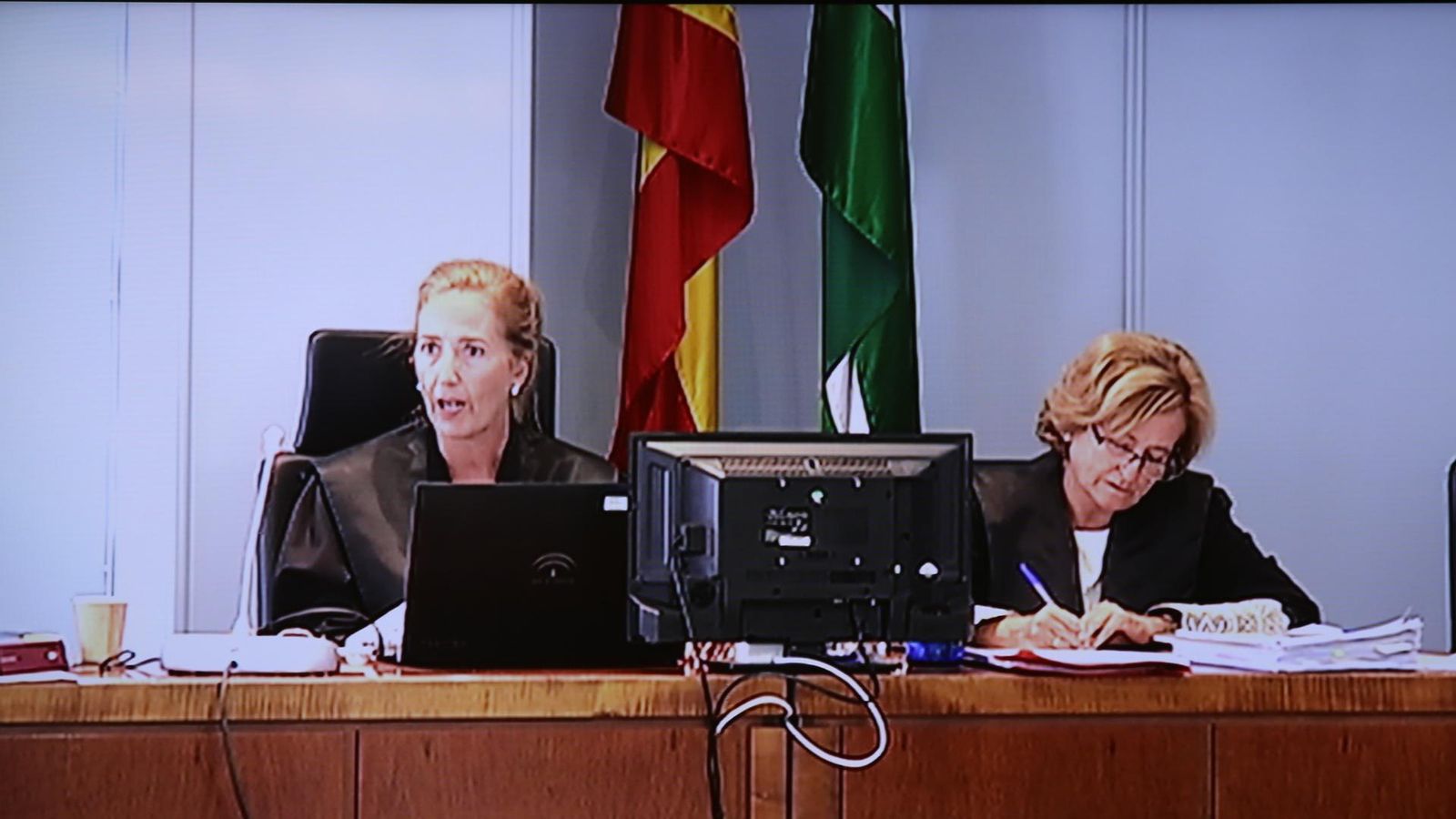 La magistrada Alejandra Dodero se dirige a los miembros del jurado.