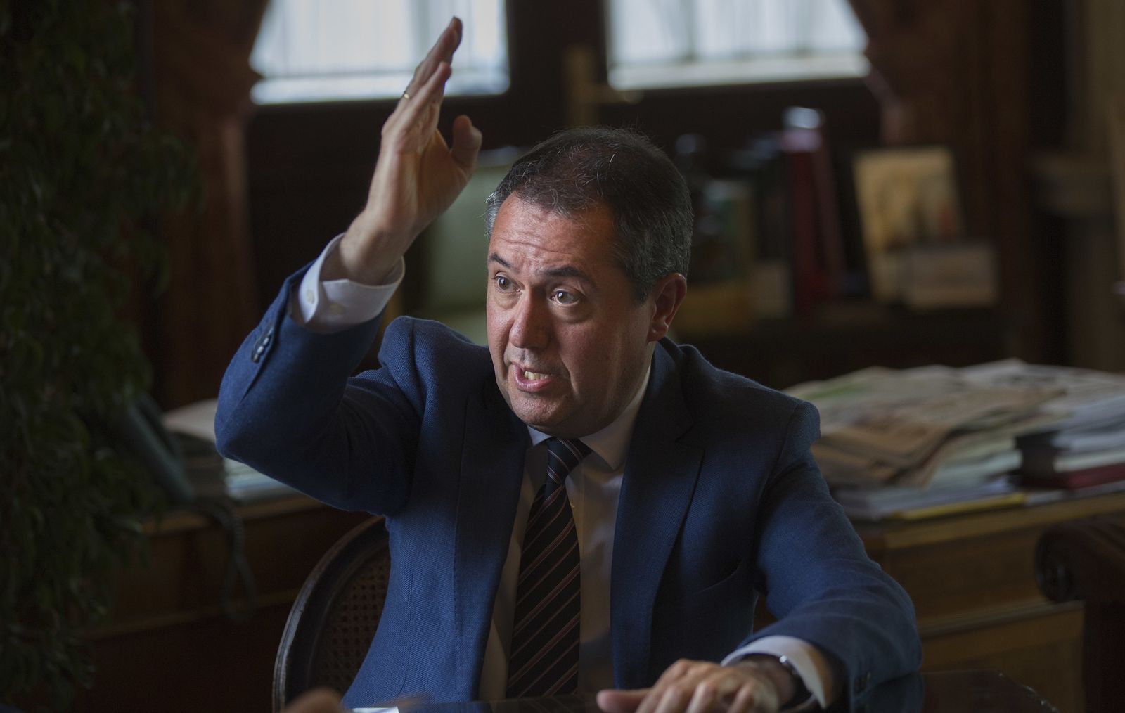 Juan Espadas gesticula durante una entrevista con este periódico.