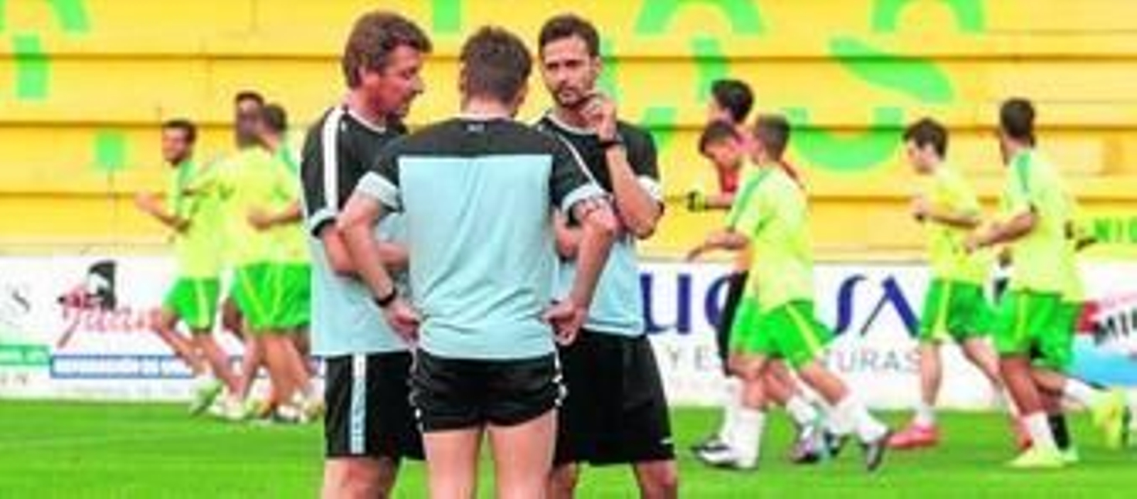 Johny (d) dialoga con su cuerpo técnico durante un entrenamiento de la Unión.