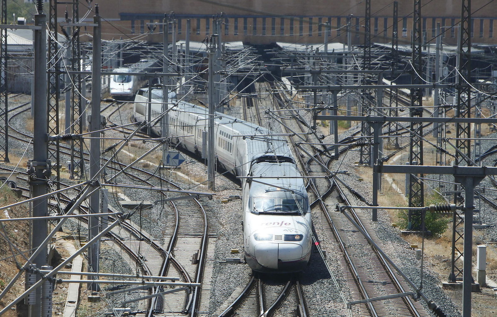 Un AVE en Sevilla en dirección a Madrid.
