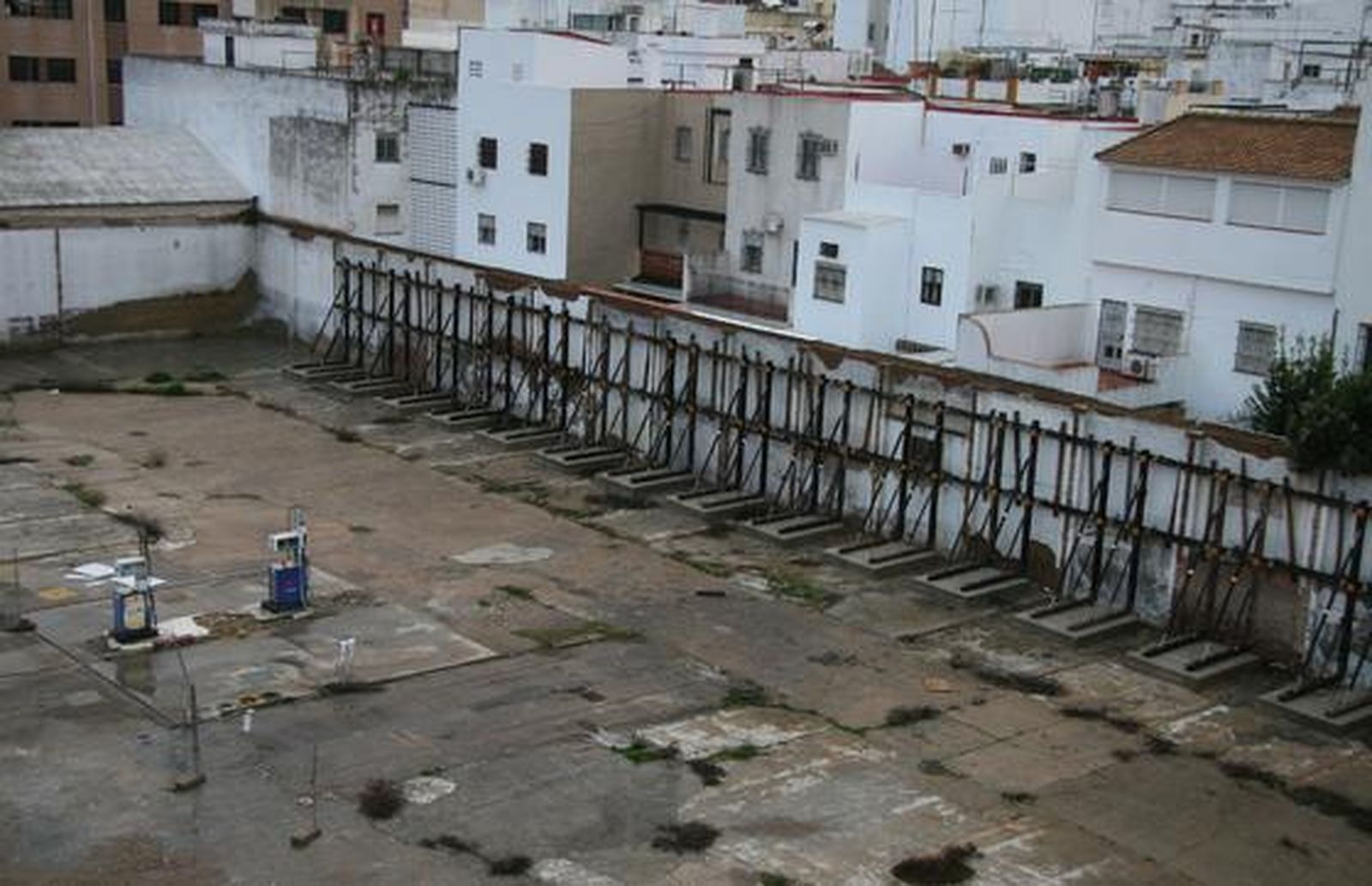 Después de ser el primer sutidor de gasolina de Sevilla y haber sido lugar importante en la exposición del 29, el garage es a día de hoy una muestra más del abandono del patrimonio industrial en la ciudad.

Foto: Victoria Hidalgo