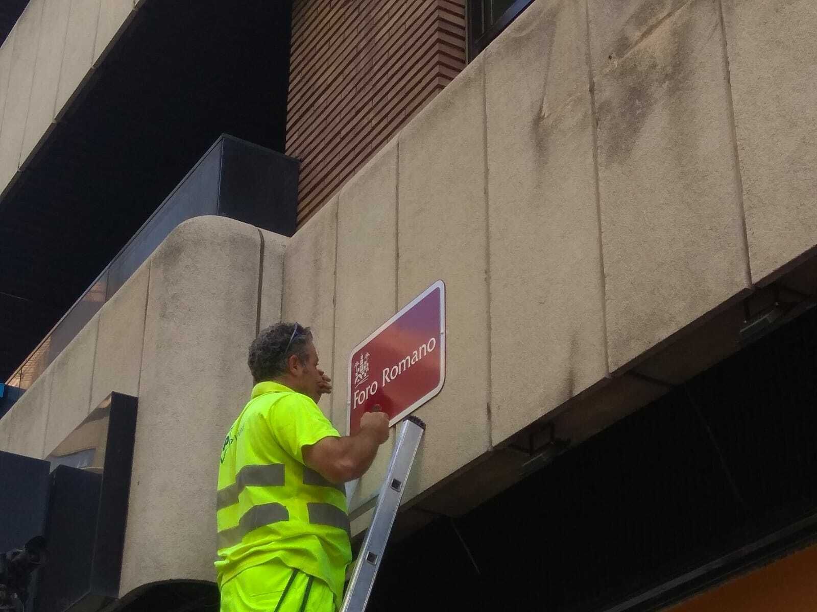 Un operario cambio el rótulo de la calle José Cruz Conde por el de Foro Romano.
