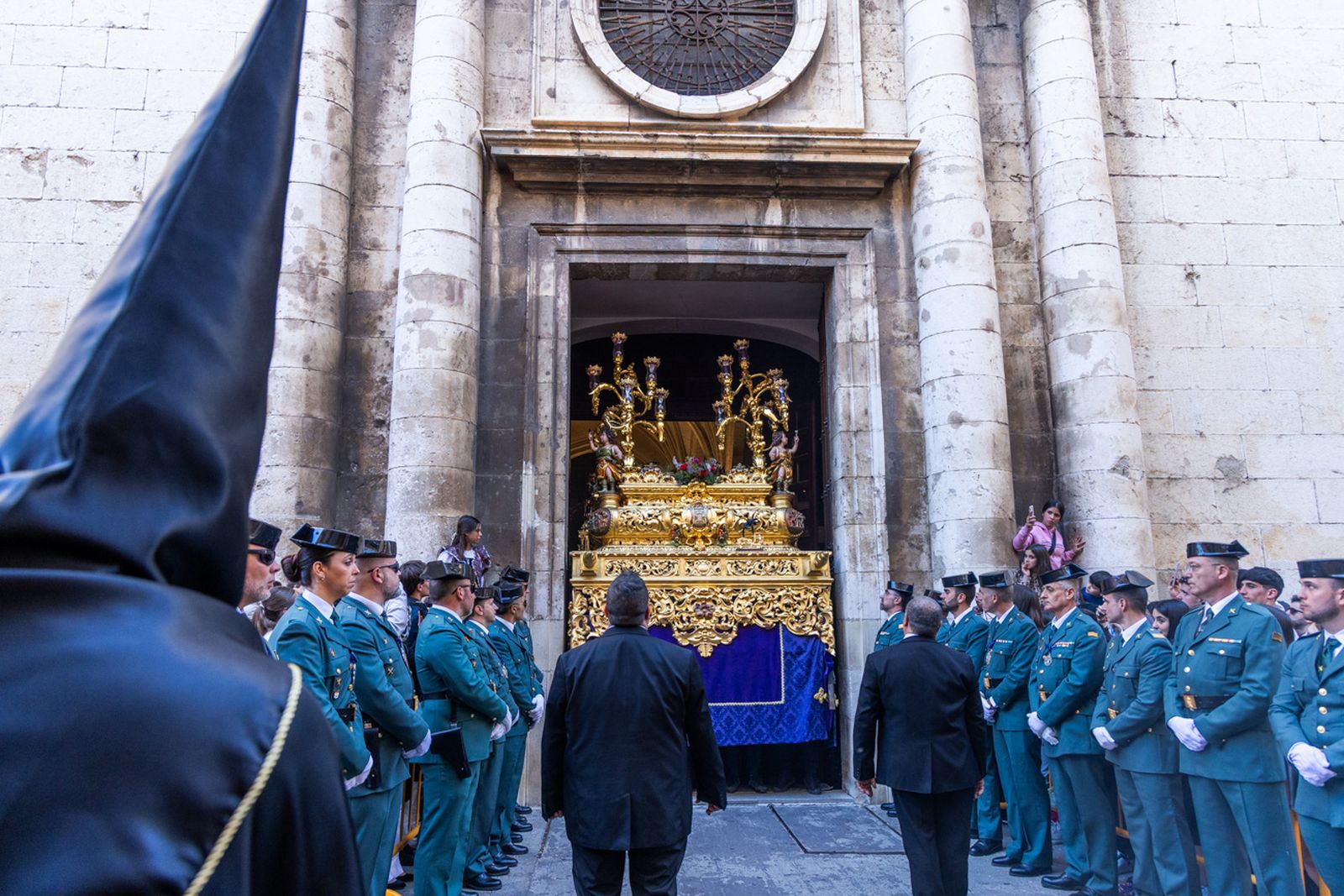 La tarde del Jueves Santo llena de cruces y capirotes el centro