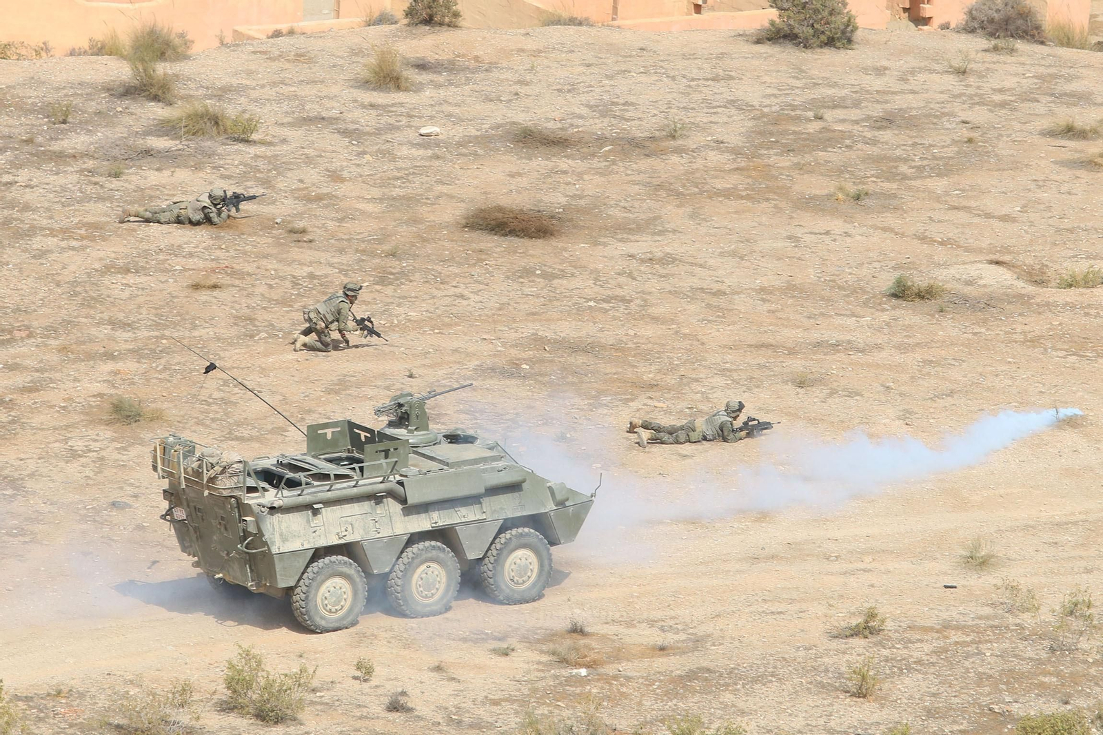 Imágenes de la visita de la ministra de Defensa a la base militar de Viator