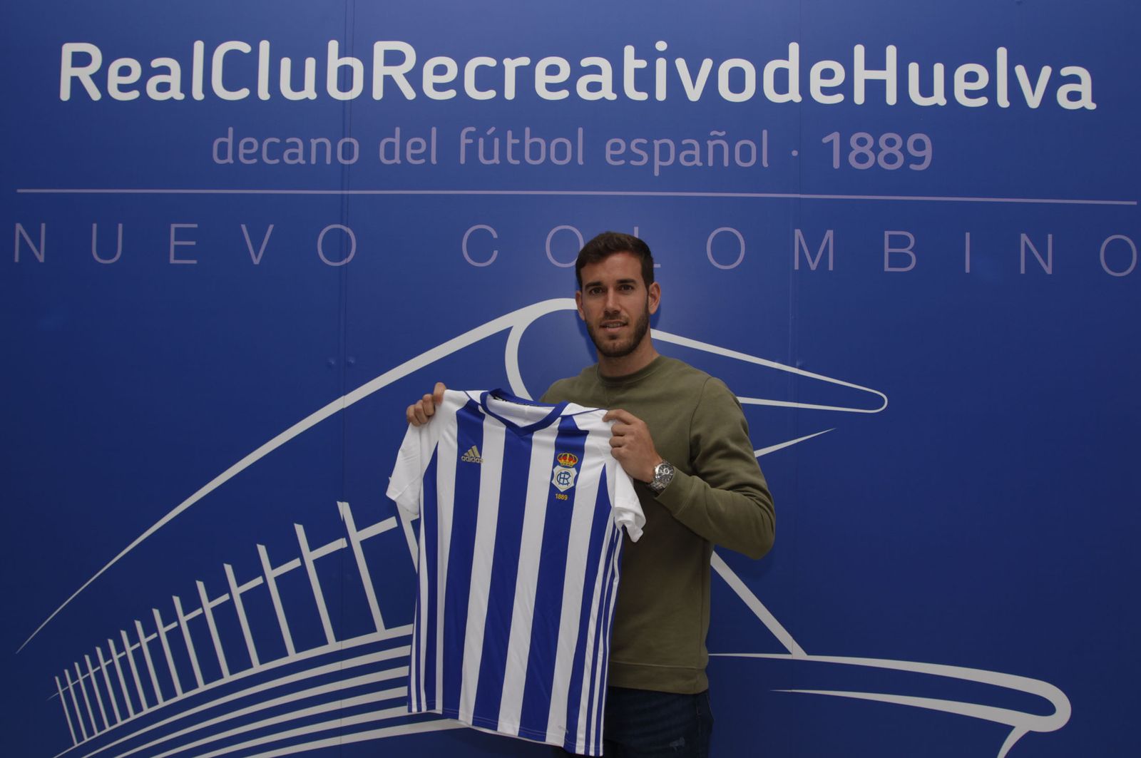Carlos Fernández posa con la camiseta del Recreativo.
