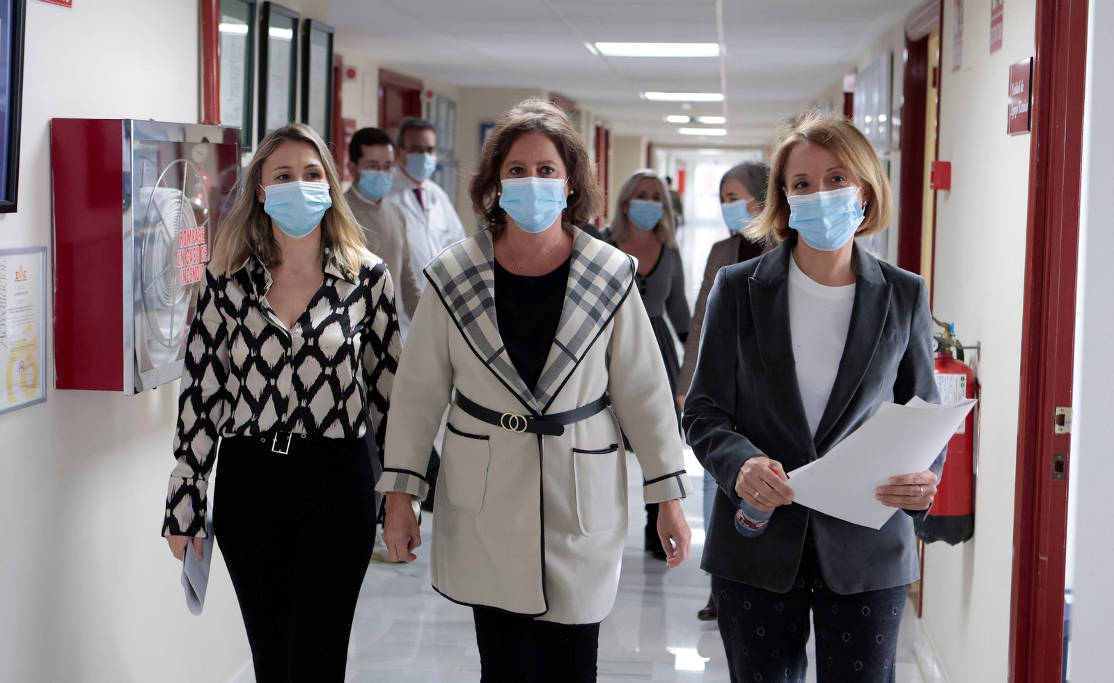 La consejera de Salud, Catalina García, en el centro, junto a gerente del SAS, Valle García, y la subdirectora de Gestión Sanitaria Hospitalaria de la Dirección General de Asistencia Sanitaria y Resultados en Salud, María José Ferrer. La consejera de Salud, Catalina García, en el centro, junto a gerente del SAS, Valle García, y la subdirectora de Gestión Sanitaria Hospitalaria de la Dirección General de Asistencia Sanitaria y Resultados en Salud, María José Ferrer.