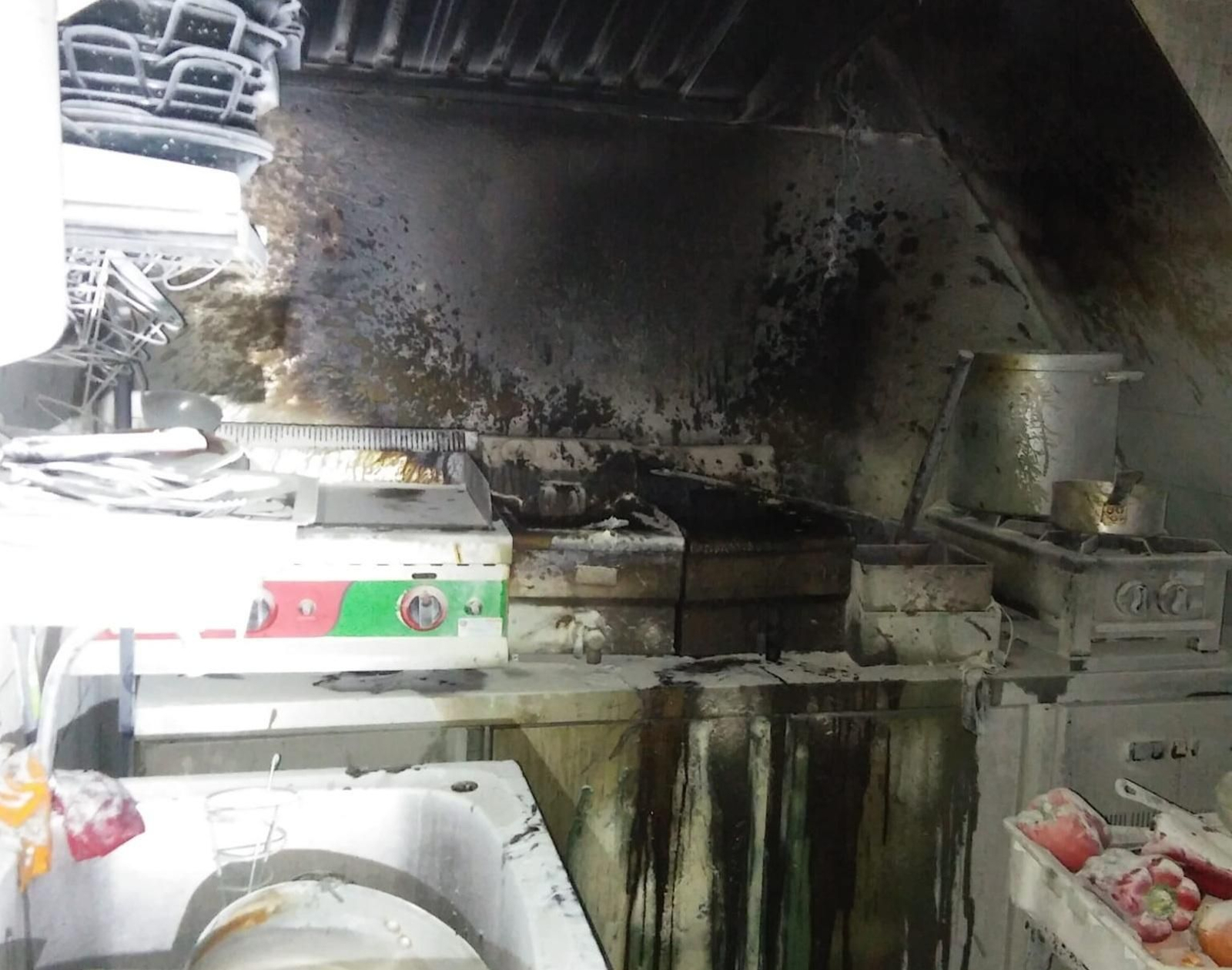 Estado en el que quedó la cocina del local.