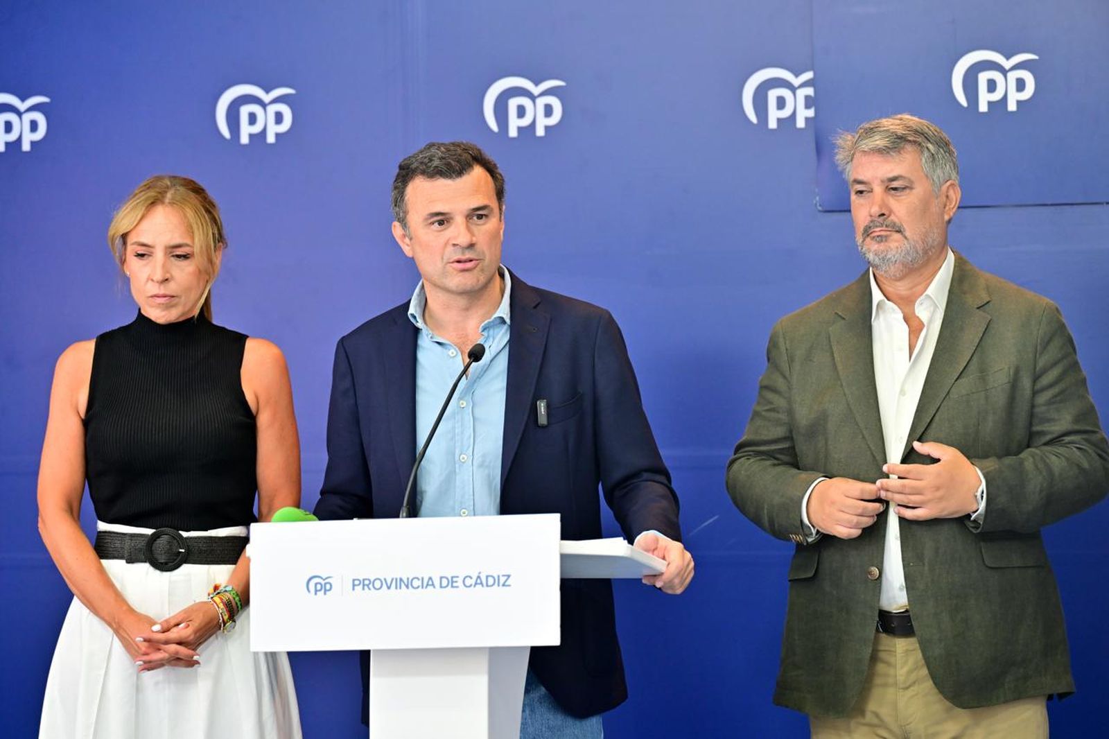 Bruno García, presidente del PP de Cádiz, acompañado de Almudena Martínez e Ignacio Romaní.
