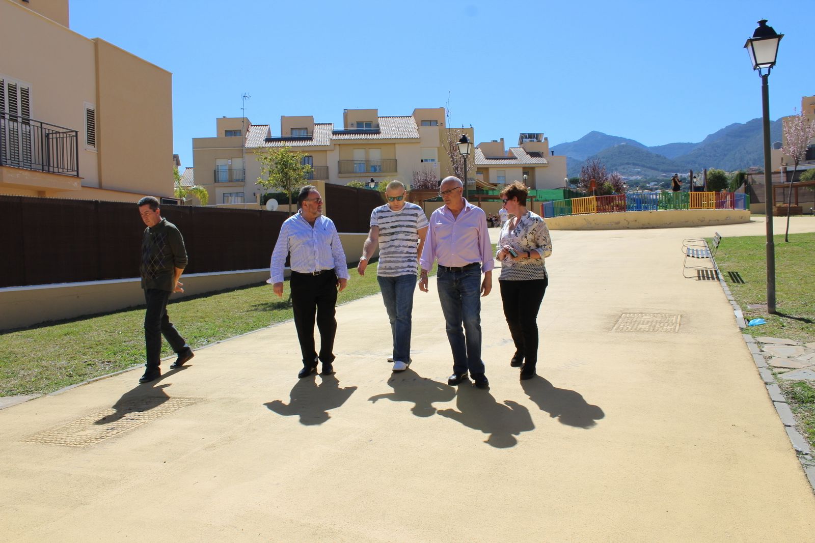 Visita del alcalde de Alhaurín de la Torre a la urbanización de Taralpe.