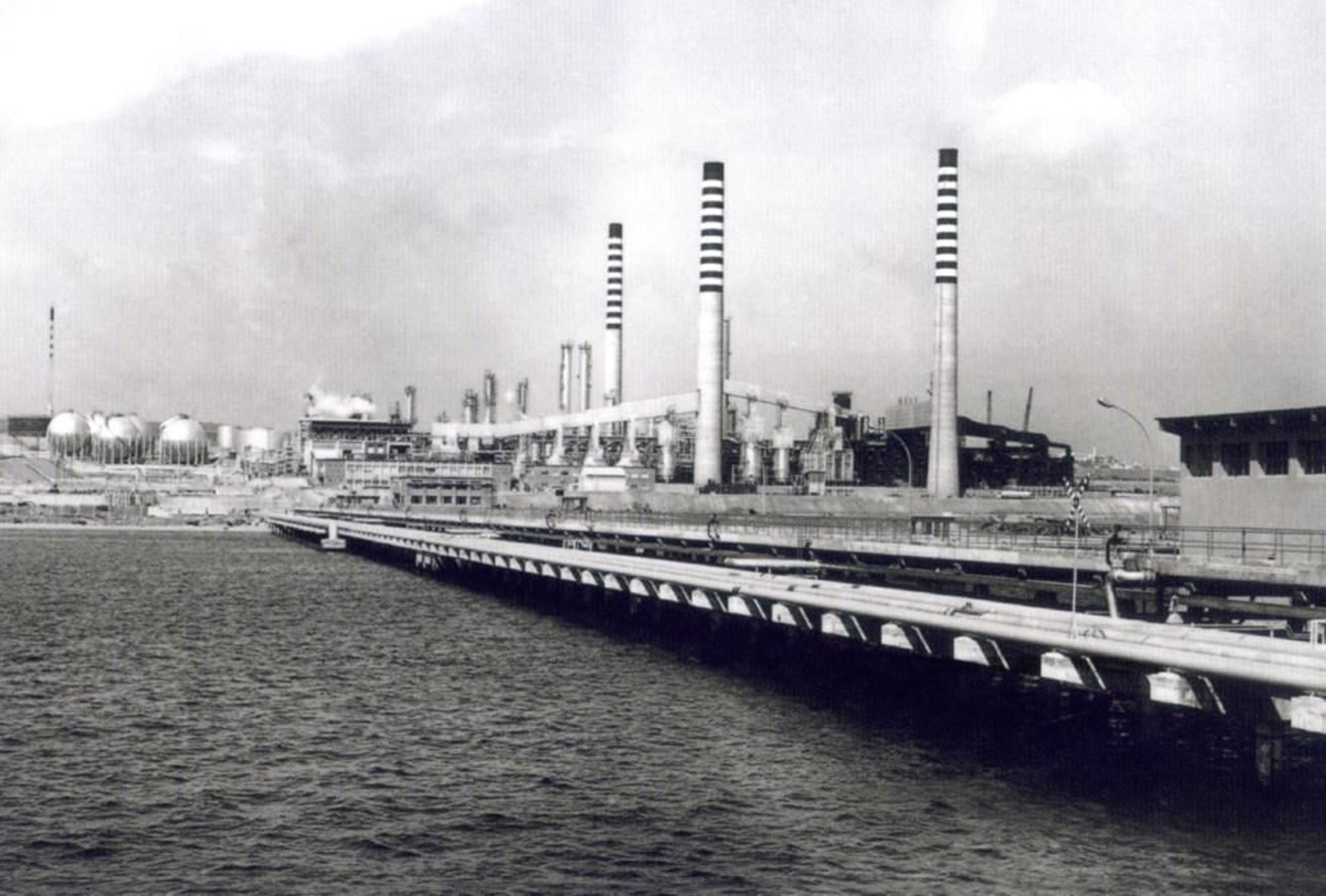 El pantalán de  la  Refinería Gibraltar de Cepsa en 1967.