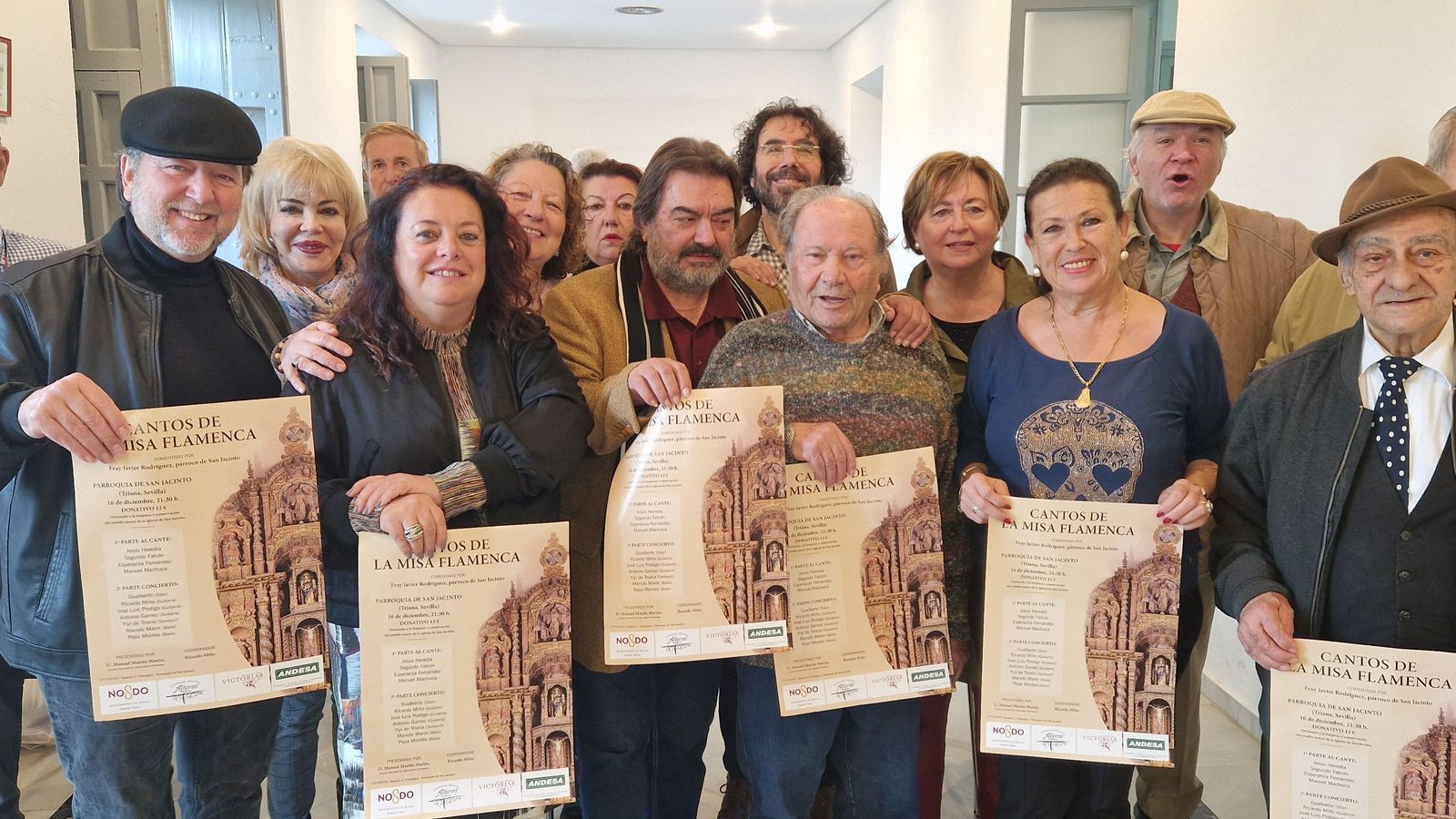 Los participantes en el festival con la delegada del distrito.