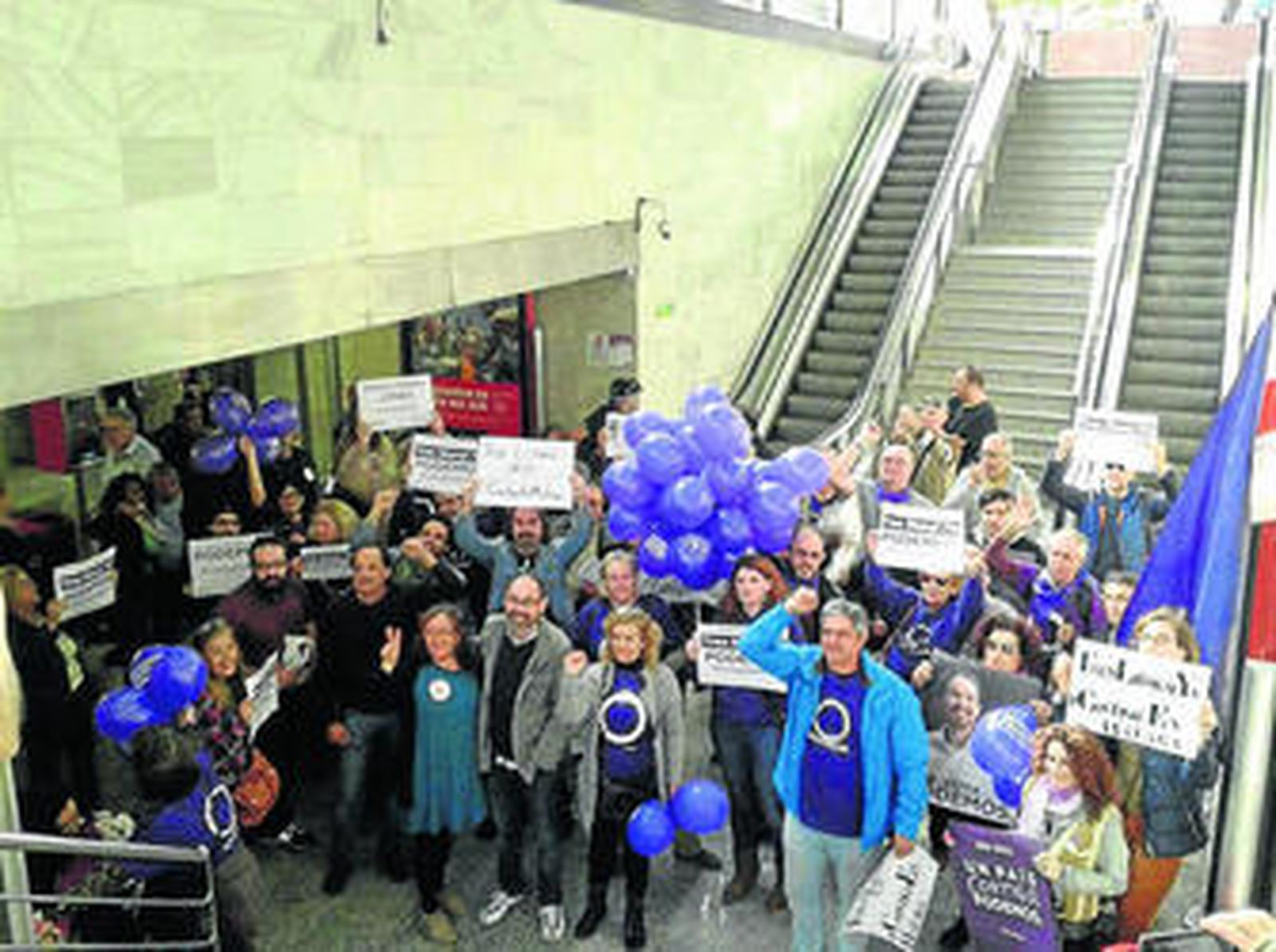 Dirigentes de Podemos y simpatizantes, ayer.