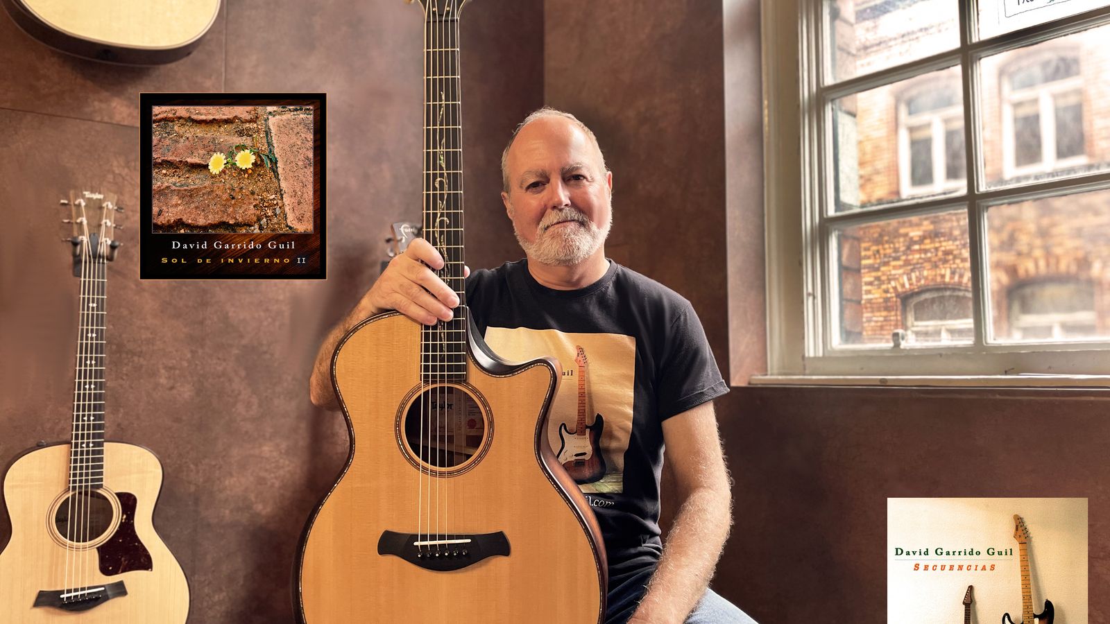 David Garrido Guil posa con una de sus guitarras.