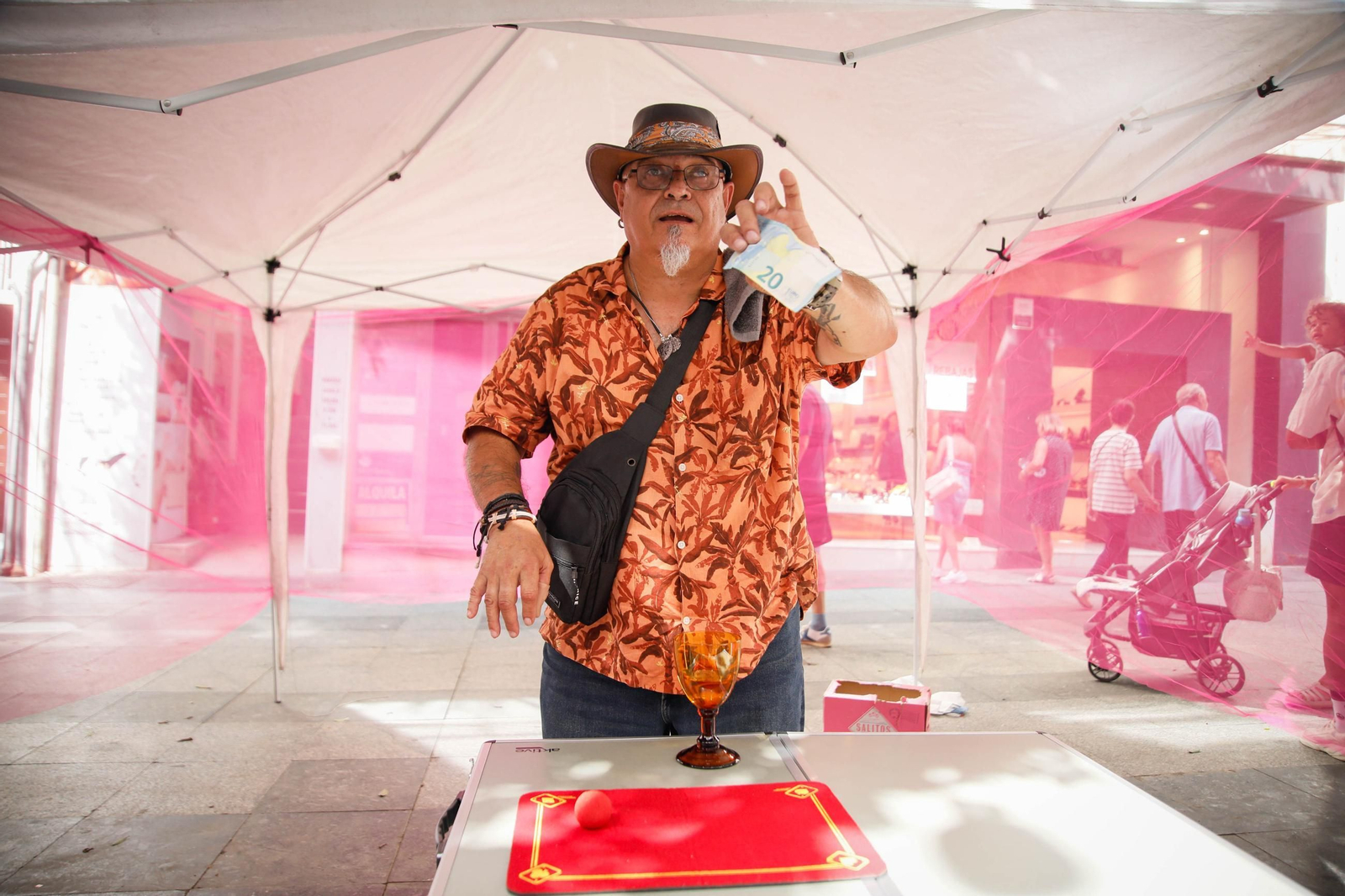 Las mejores imágenes del espectáculo 'Magia en la Calle' en el Paseo de Almería