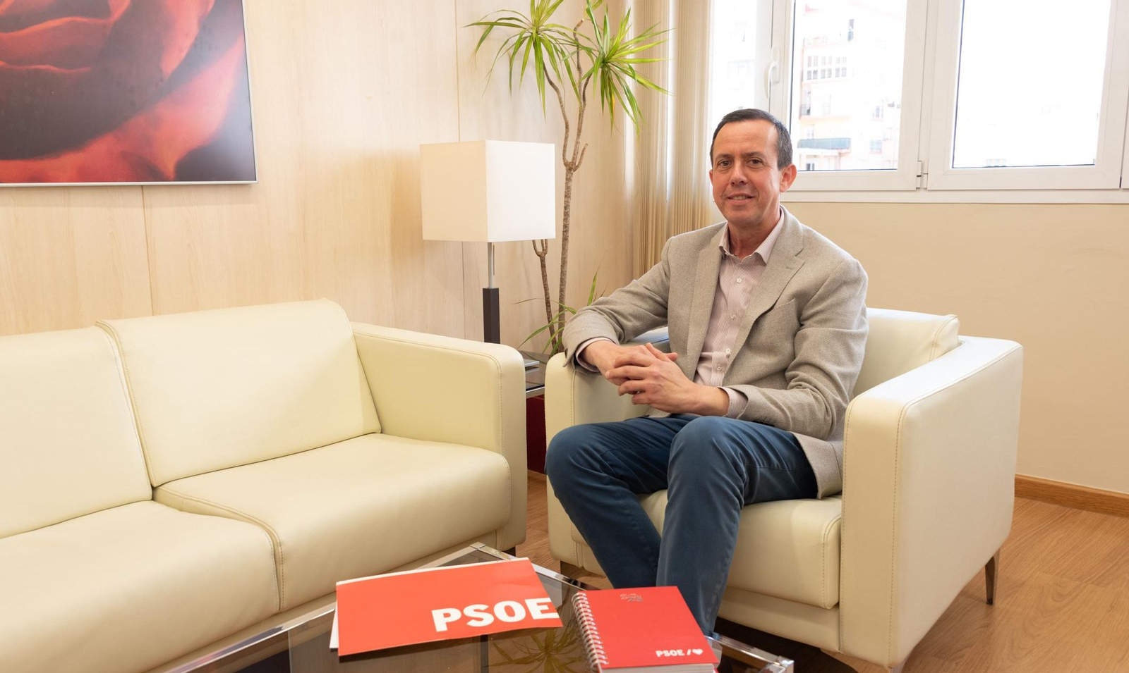 José María Martín en su nuevo despacho en la sede provincial del PSOE de Almería