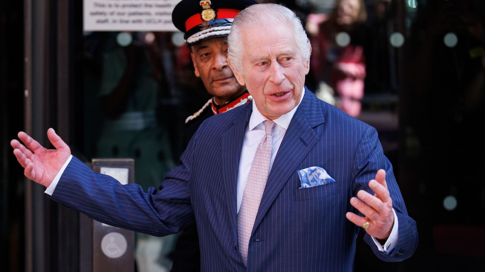 Carlos de Inglaterra conversa con los medios presentes antes de su entrada en el centro oncológico que visitaba este martes