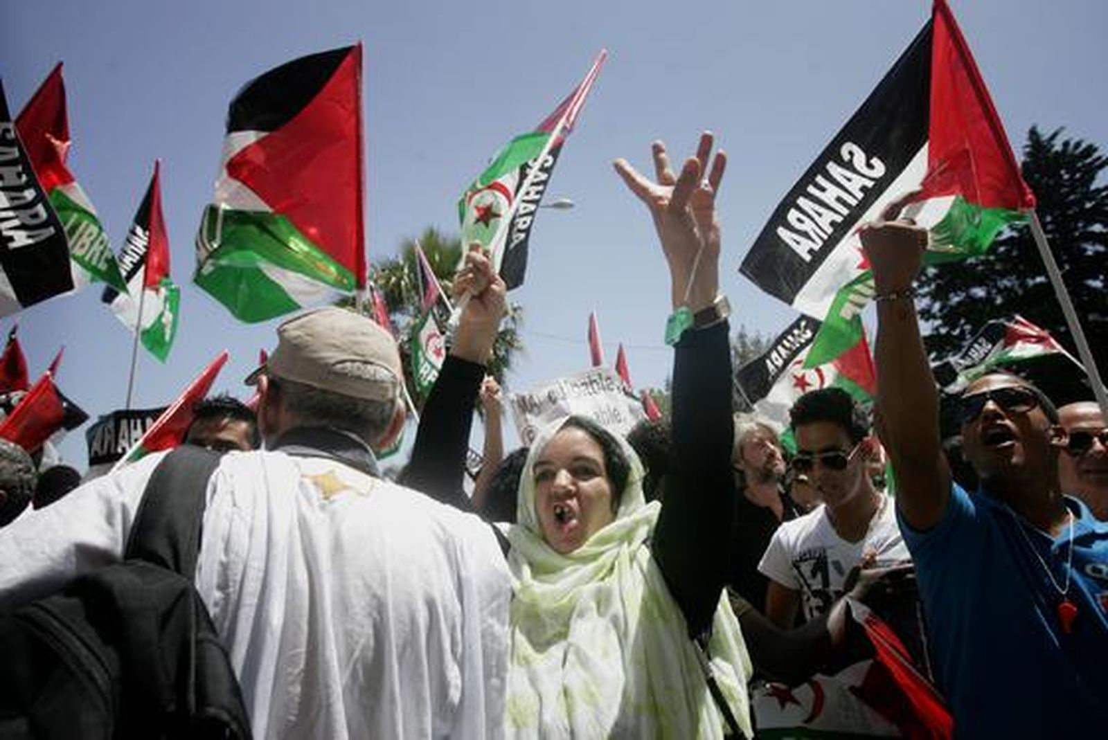 Unas 200 personas reclaman el Sahara libre antes el Consulado de Marruecos donde les responden unos 30 marroquíes gritando y besando la bandera de su país./Fotos:J.M.Quiñones

Foto: J.M.Q.