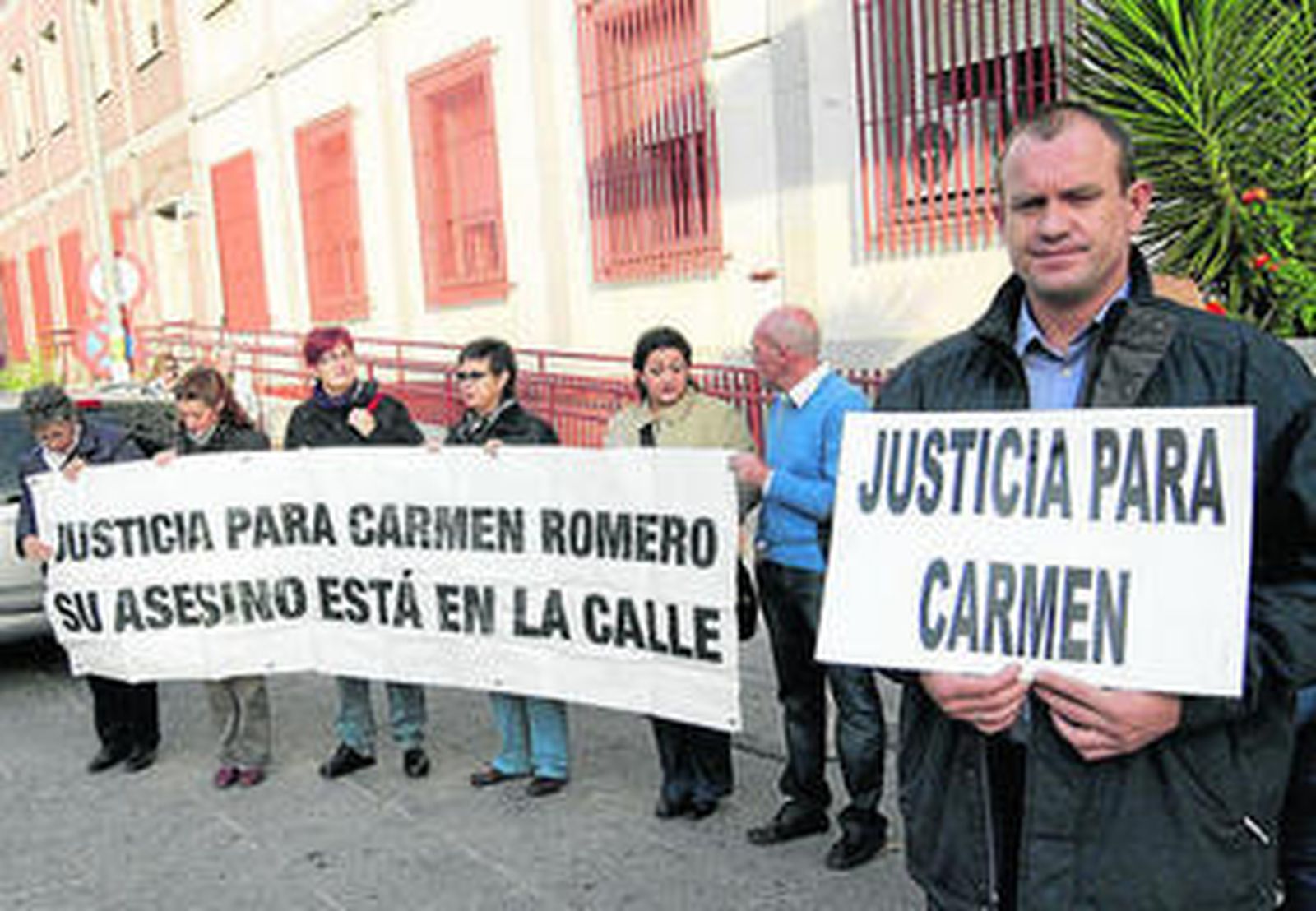 Francisco Javier Romero, el padre de la víctima, ayer a las puertas de la Audiencia.